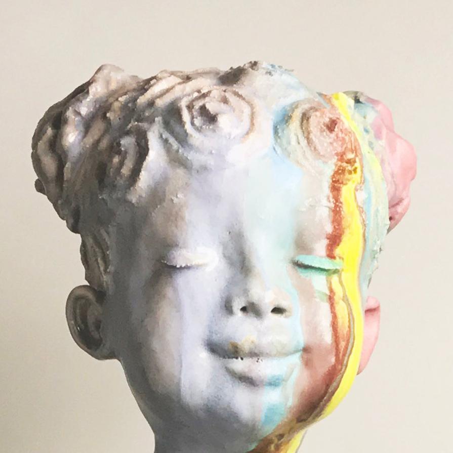 Niña que ama a un niño - Escultura grande de cerámica de un niño con flores 1