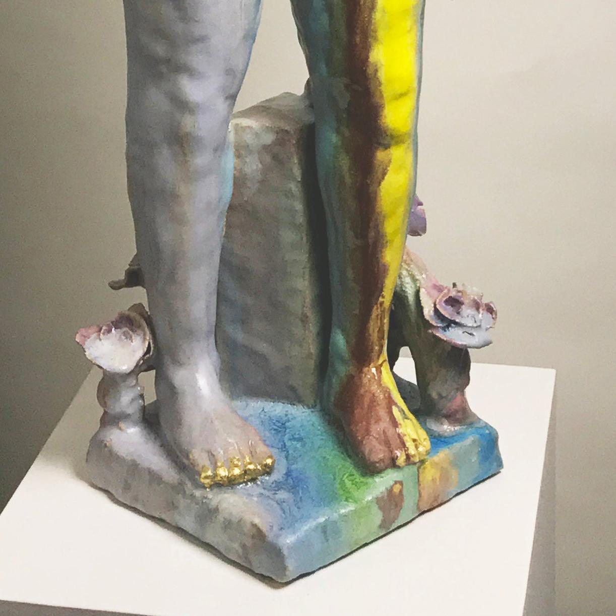 Niña que ama a un niño - Escultura grande de cerámica de un niño con flores 3