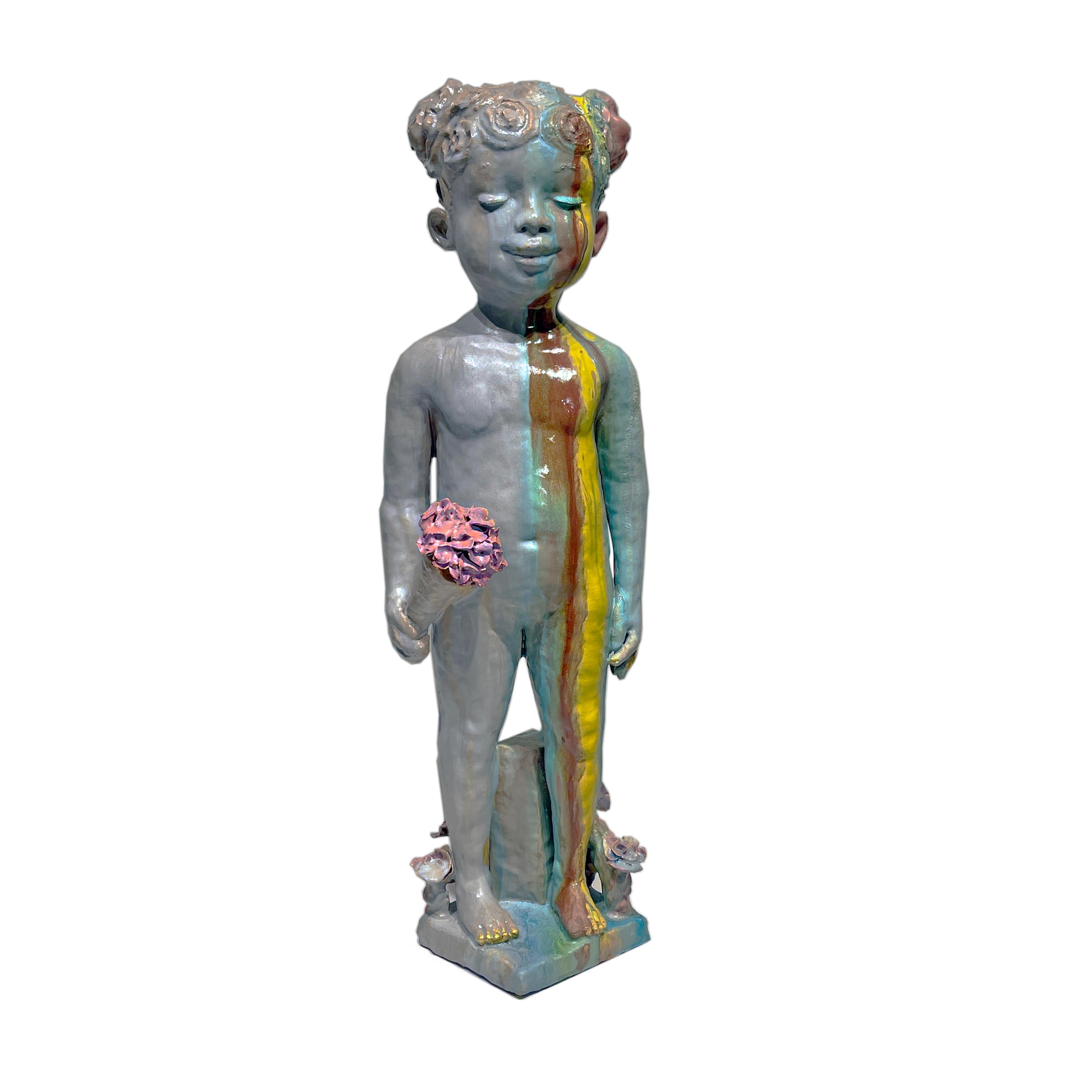 Mädchen, das Junge liebt - Große Keramik-Skulptur eines Kindes mit Blumen (Zeitgenössisch), Mixed Media Art, von Jacob Foran