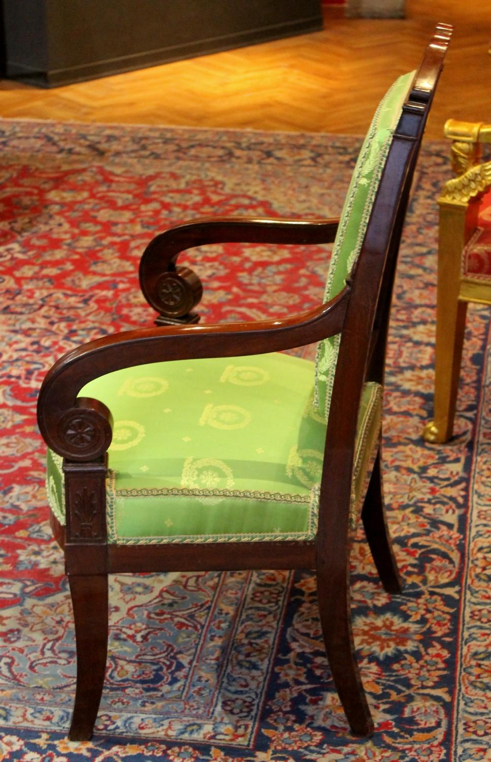 Französische Mahagoni- und grüne Seidenpolster-Sessel mit hoher Rückenlehne von Jacob Jacob, 18. Jahrhundert (Handgeschnitzt) im Angebot