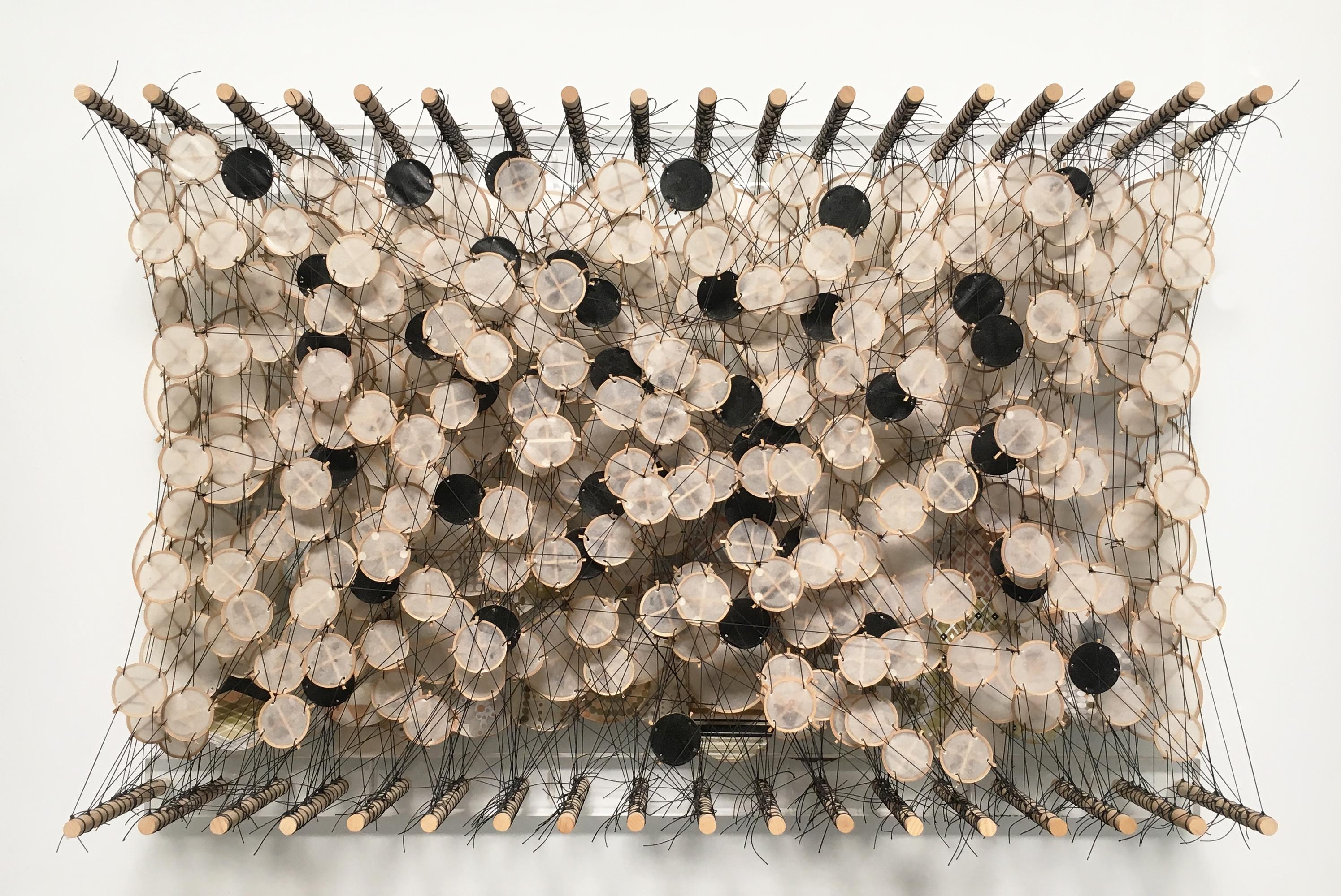 Wandskulptur aus Holz, Acryl, Bambus, Papier und Dacron – Art von Jacob Hashimoto