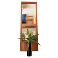 Specchio da parete in teak danese Jacob Hermann e vaso in vetro Holmegaard di Per Lütken