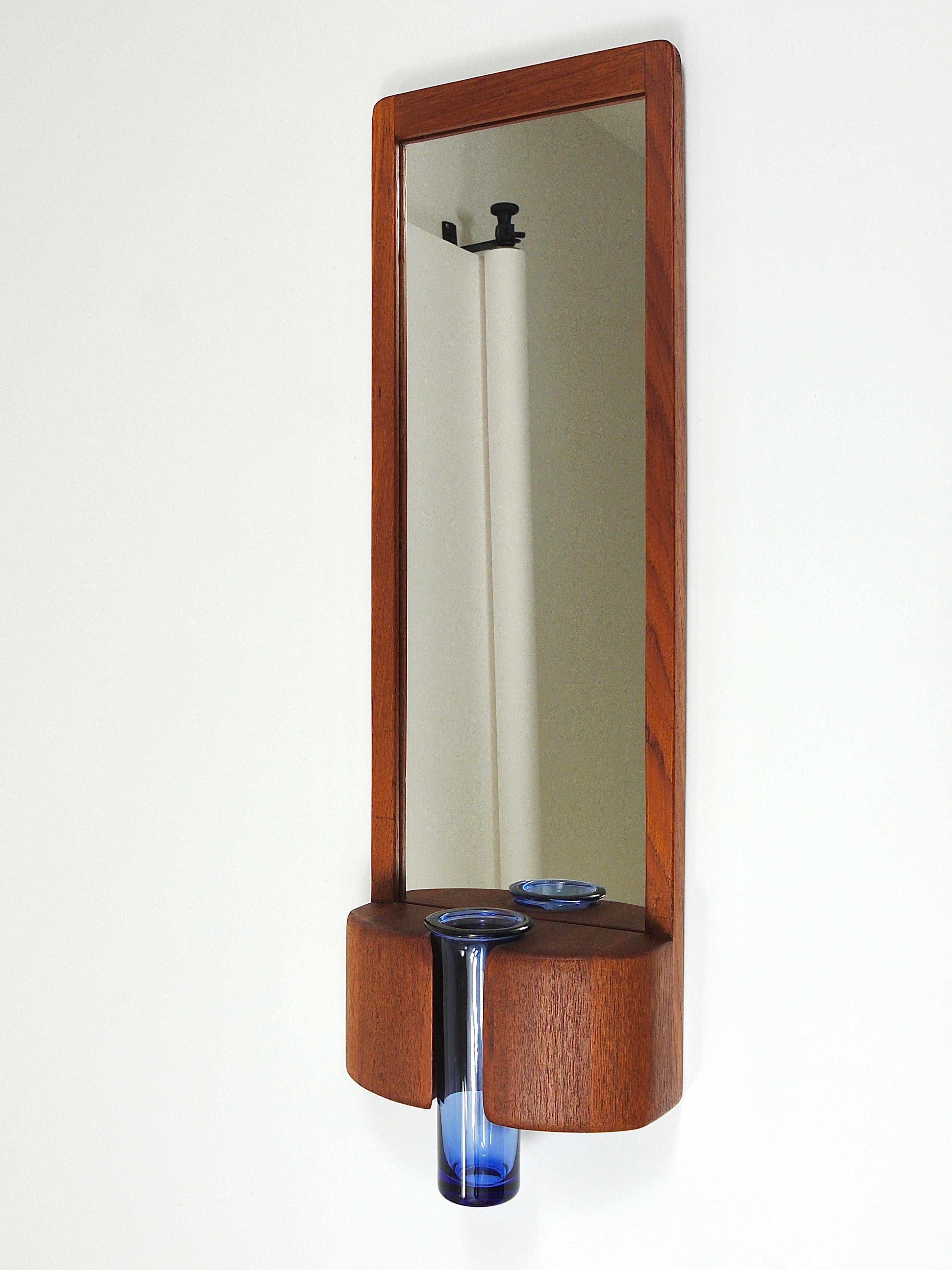 Uno specchio da parete Mid-Century Modern degli anni '60, meraviglioso e particolarmente decorativo. Questo specchio è il risultato della collaborazione tra il designer Jacob Hermann e il famoso artista del vetro Per Lütken. Prodotto in Danimarca.