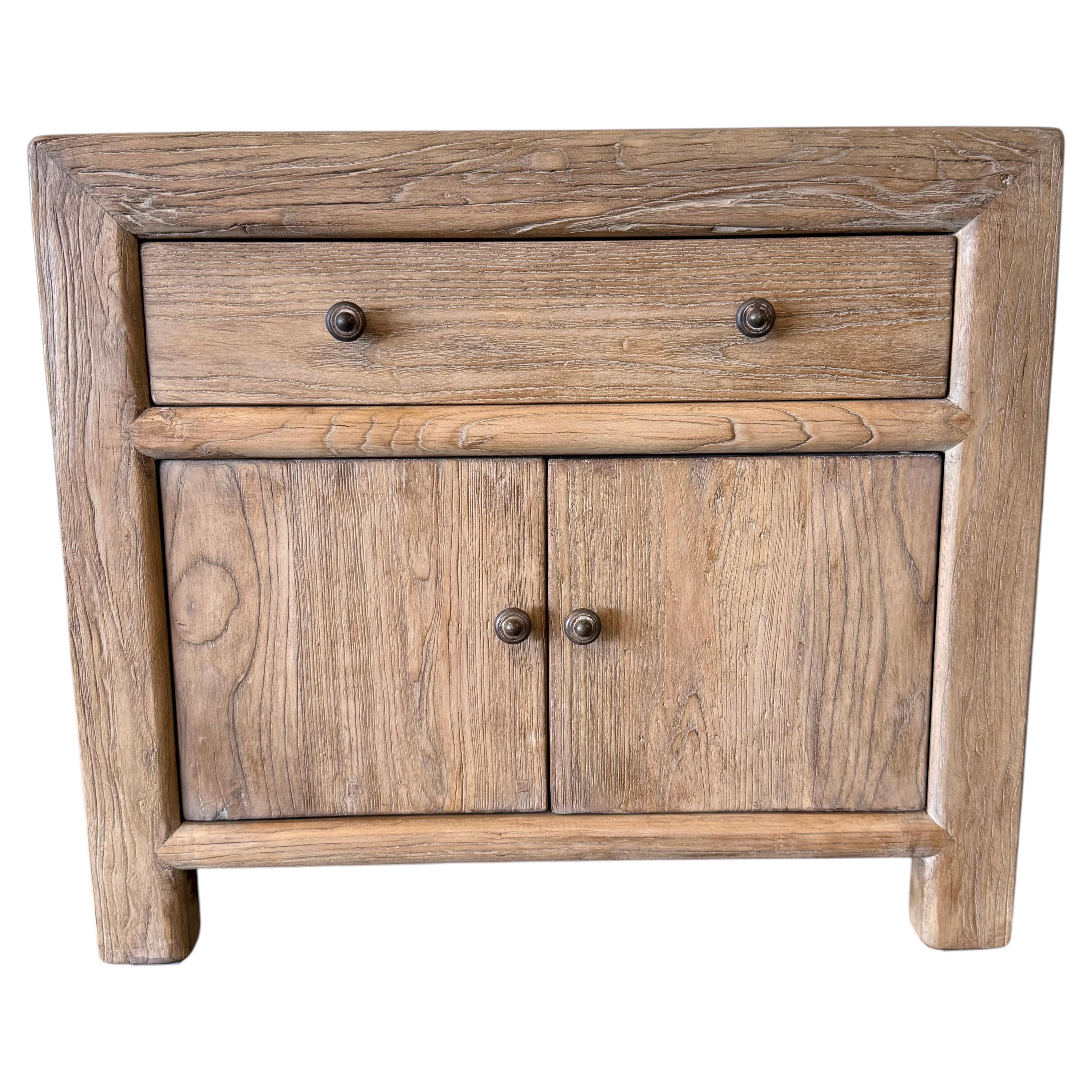 Table de chevet Jacob II à 2 portes en orme de récupération - Naturel foncé