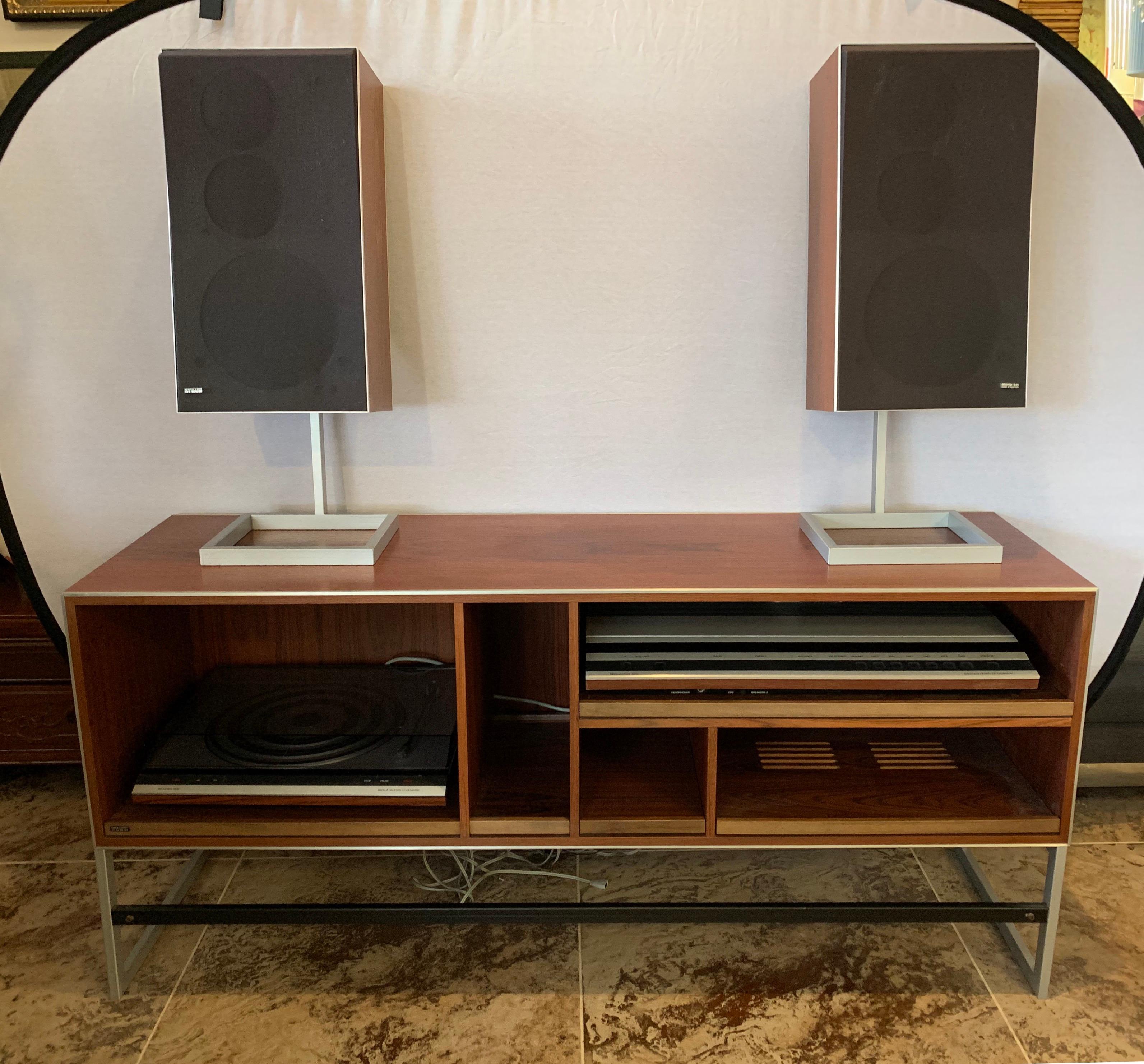 Rare Bang & Olufsen Jacob Jensen designed Danish cabinet with Beovox S45-2 speakers, Beogram 3404 turntable and Beomaster 1900 receiver. The cabinet and components all for one price. Everything works as it should and condition is very good. All Bang