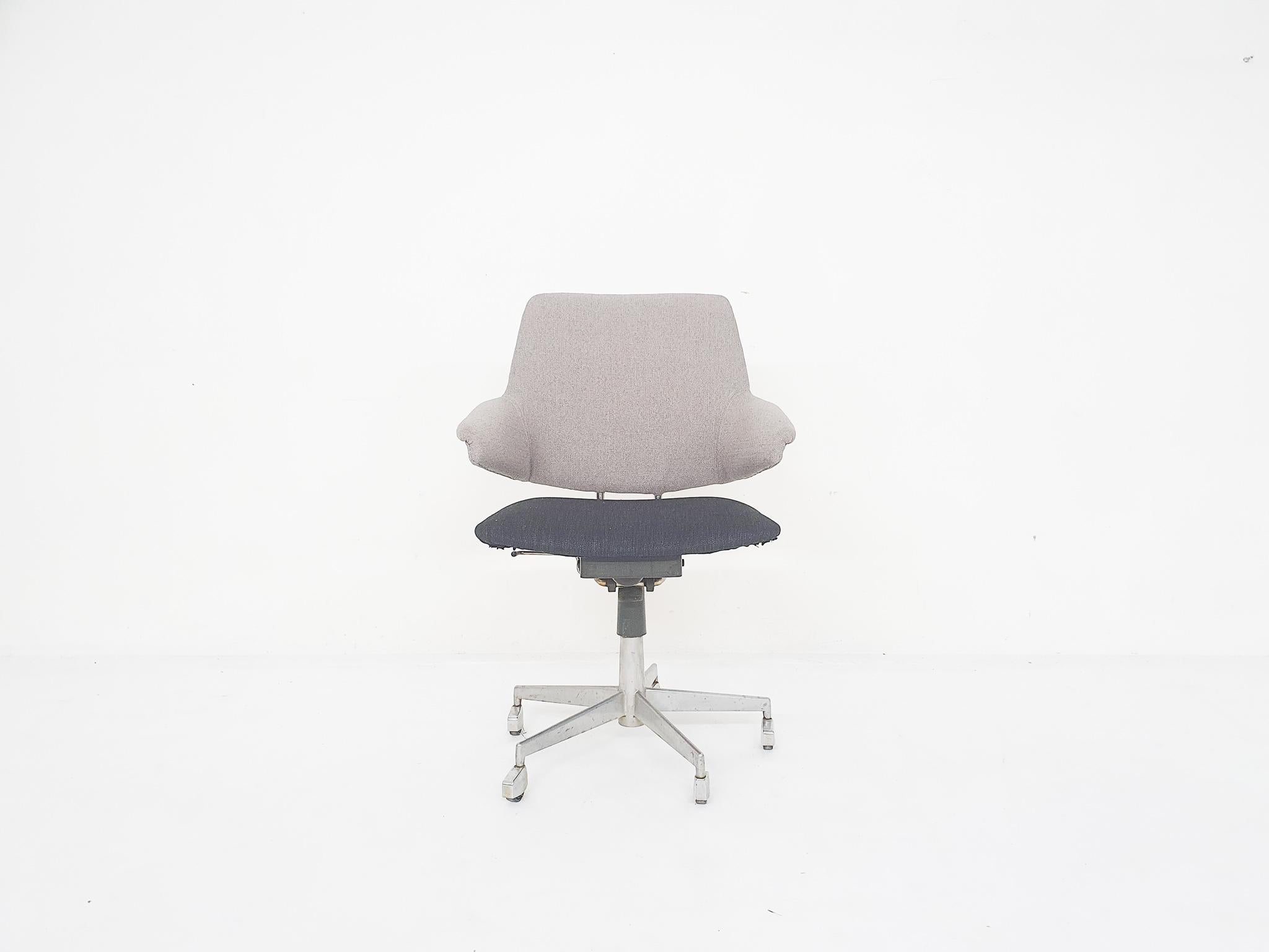 Fauteuil de bureau pivotant avec un nouveau revêtement gris et noir.
La hauteur est réglable de 88 à 97 cm
Hauteur d'assise 43 - 52 cm

Jacob Jensen
Jacob Jensen (1926-2015) était un designer industriel danois. Il a commencé comme tapissier dans