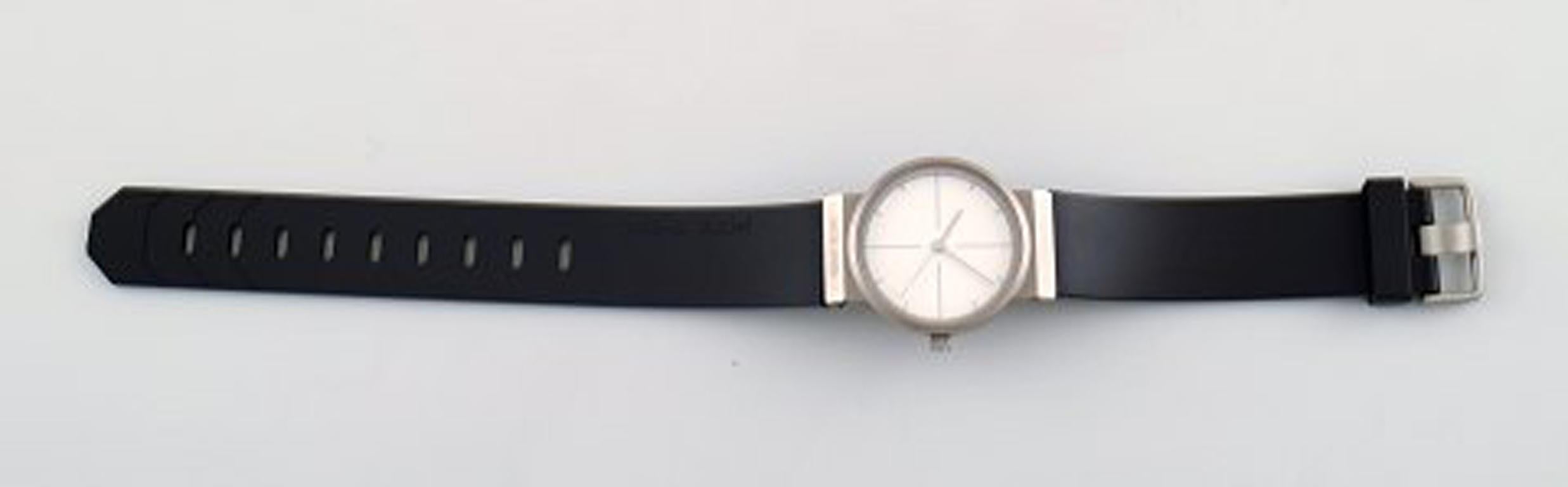 Jacob Jensen lady watch. Titanium case.
Ø 28 mm.
Fitted with original black rubber strap. No. 10108.
In perfect condition