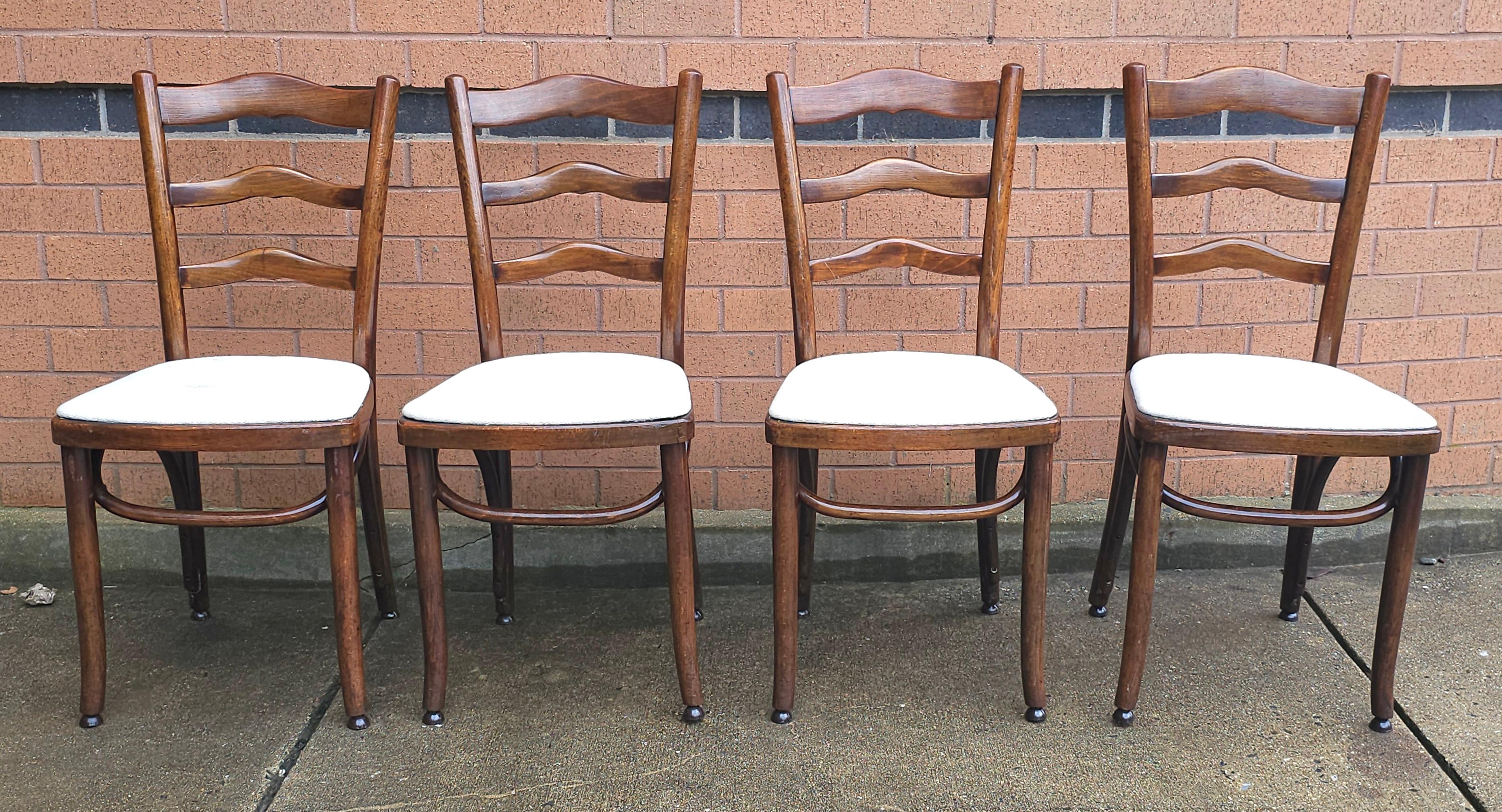 Set di quattro splendide sedie con schienale a scaletta in legno di noce Jacob & Josef Khon & Mundus, CIRCA 1910. 
Recentemente sono stati rifiniti e hanno un aspetto fantastico.  Sono presenti le etichette originali. Misura 16