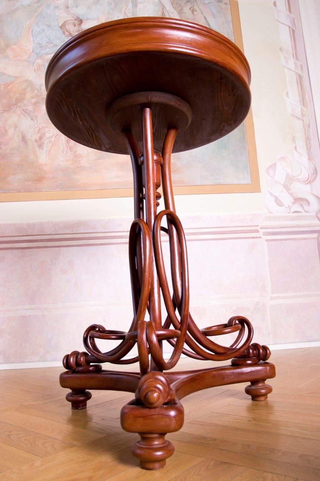 This flowerpot table is a real treasure, beautiful Wien Secession line. It could be the décor of the apartment.