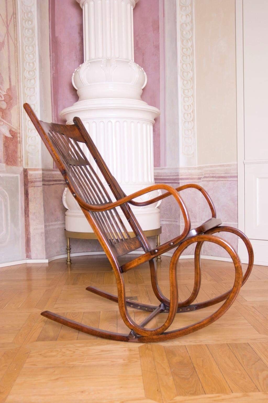 This rocking chair can be found in the 1916 catalog presented in München. This is not only beautiful but also stable and comfortable.