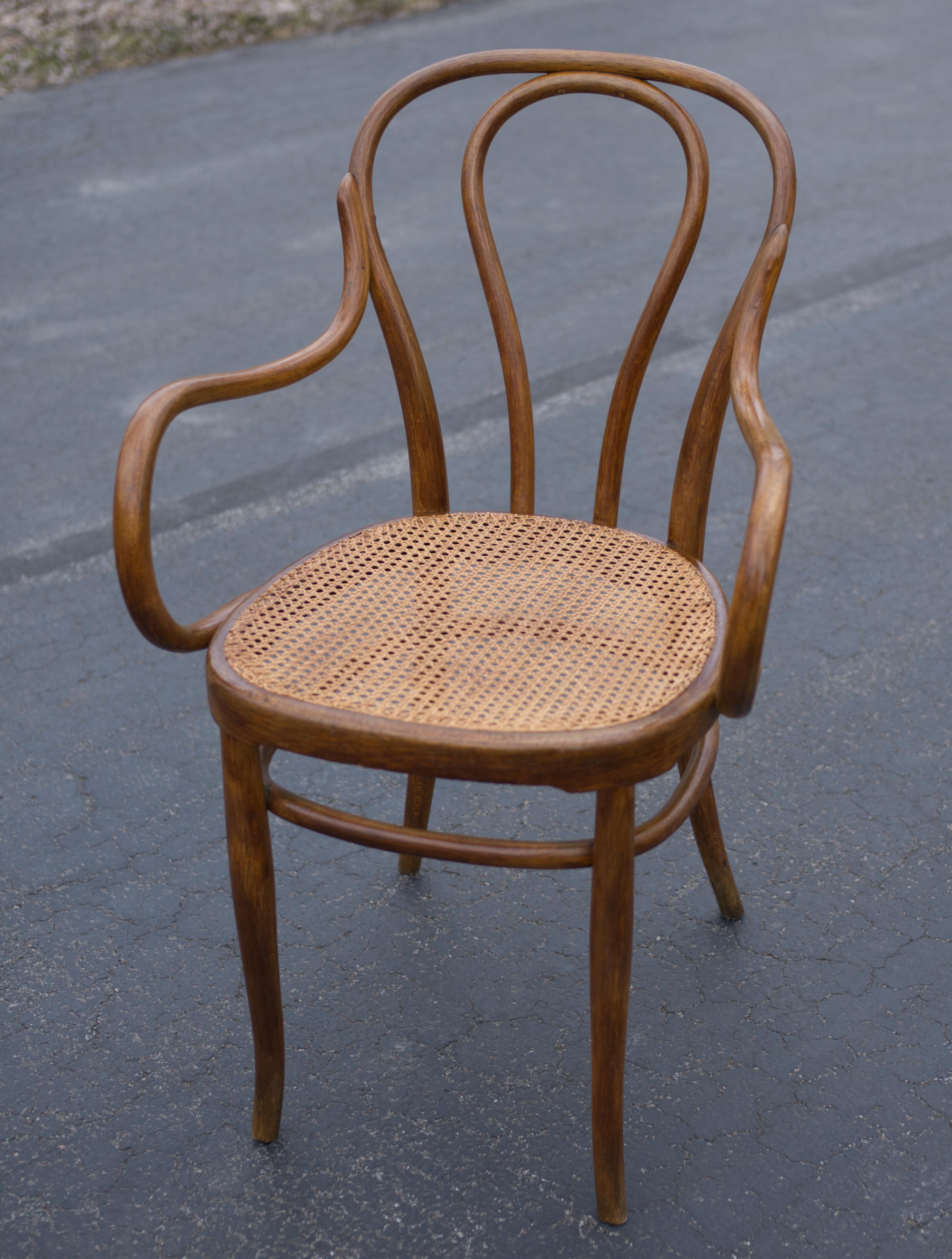 Sehr schöner J&J Kohn 18, 1/2 Modell Sessel. J&J war der Hauptkonkurrent von Thonet, und die beiden Unternehmen konkurrierten ständig miteinander und waren wegen der Ähnlichkeiten zwischen den Möbelmodellen in Gerichtsverfahren verwickelt. 
Eine der