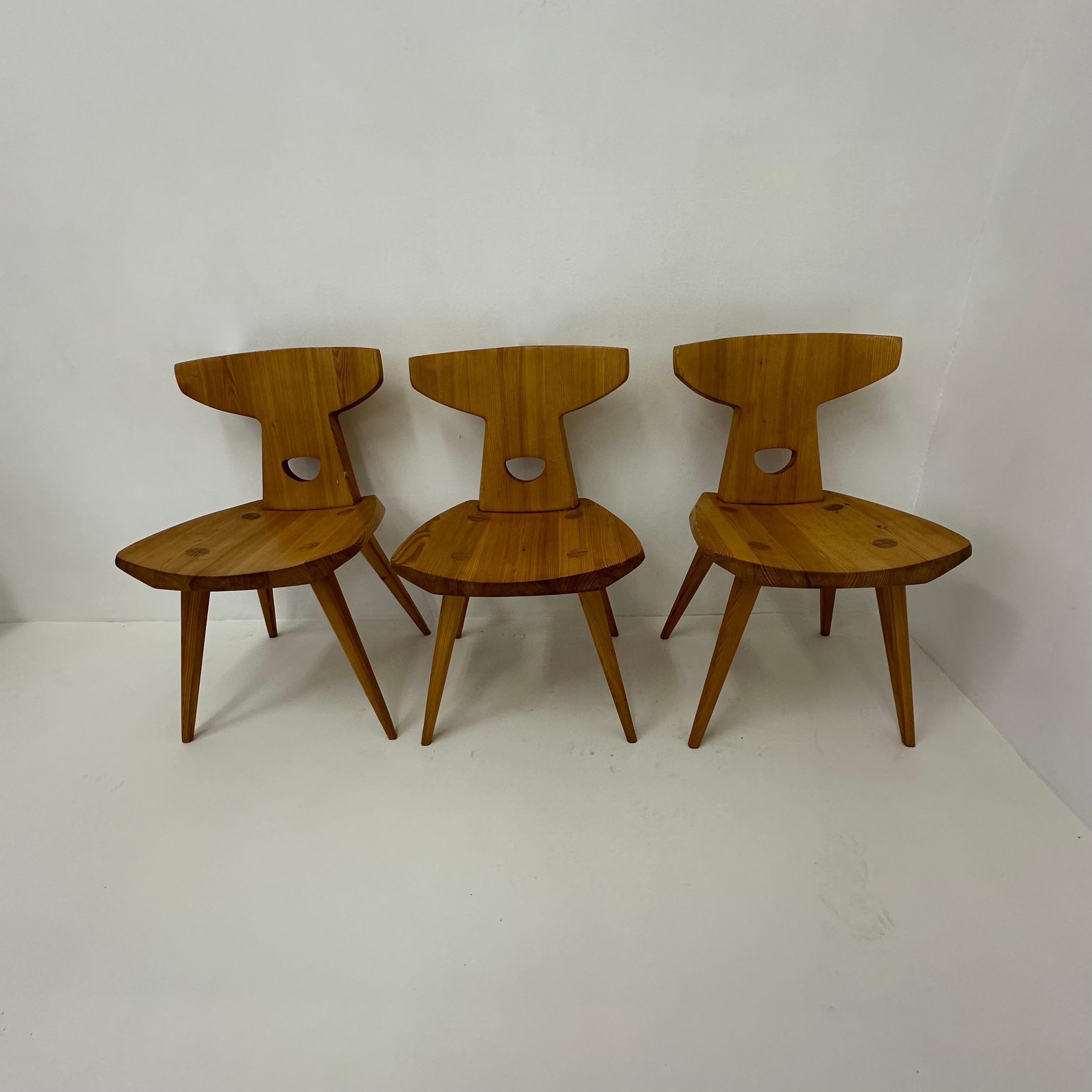 Sedie da pranzo Jacob Kielland-Brandt in pino massiccio Danimarca , anni '60

Dimensioni: 74,5 cm di altezza, 46,6 cm di larghezza, 43 cm di profondità, 40 cm di altezza del sedile
Condizioni: Buono
Materiale: Wood Wood
