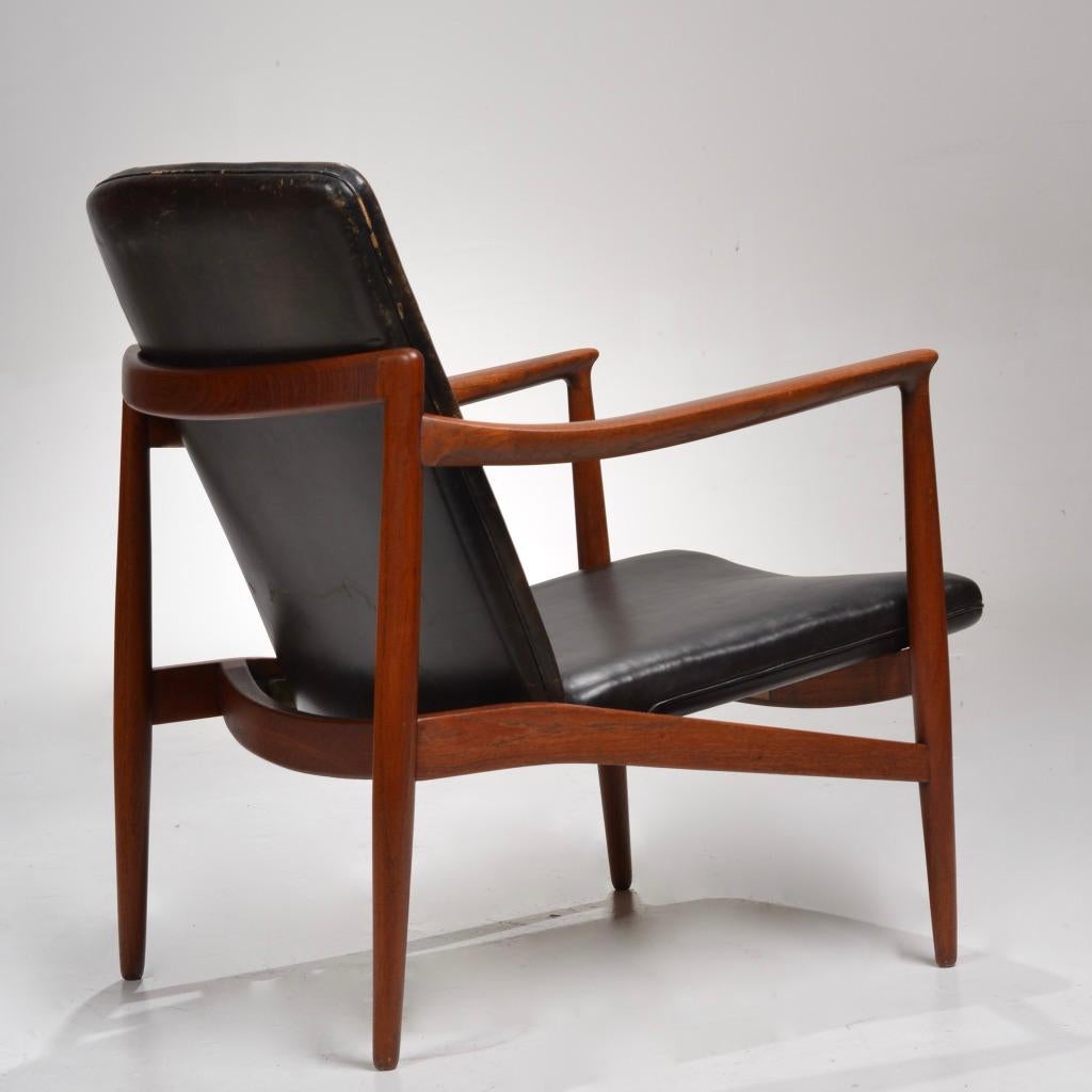 Adjustable teak lounge chair, by Jacob Kjaer, Denmark, circa 1945. 
A lounge chair by Danish cabinet maker and modernist pioneer, Jacob Kjaer, designed in 1945. Handmade in teak with the original black dyed leather. The leather has a beautiful