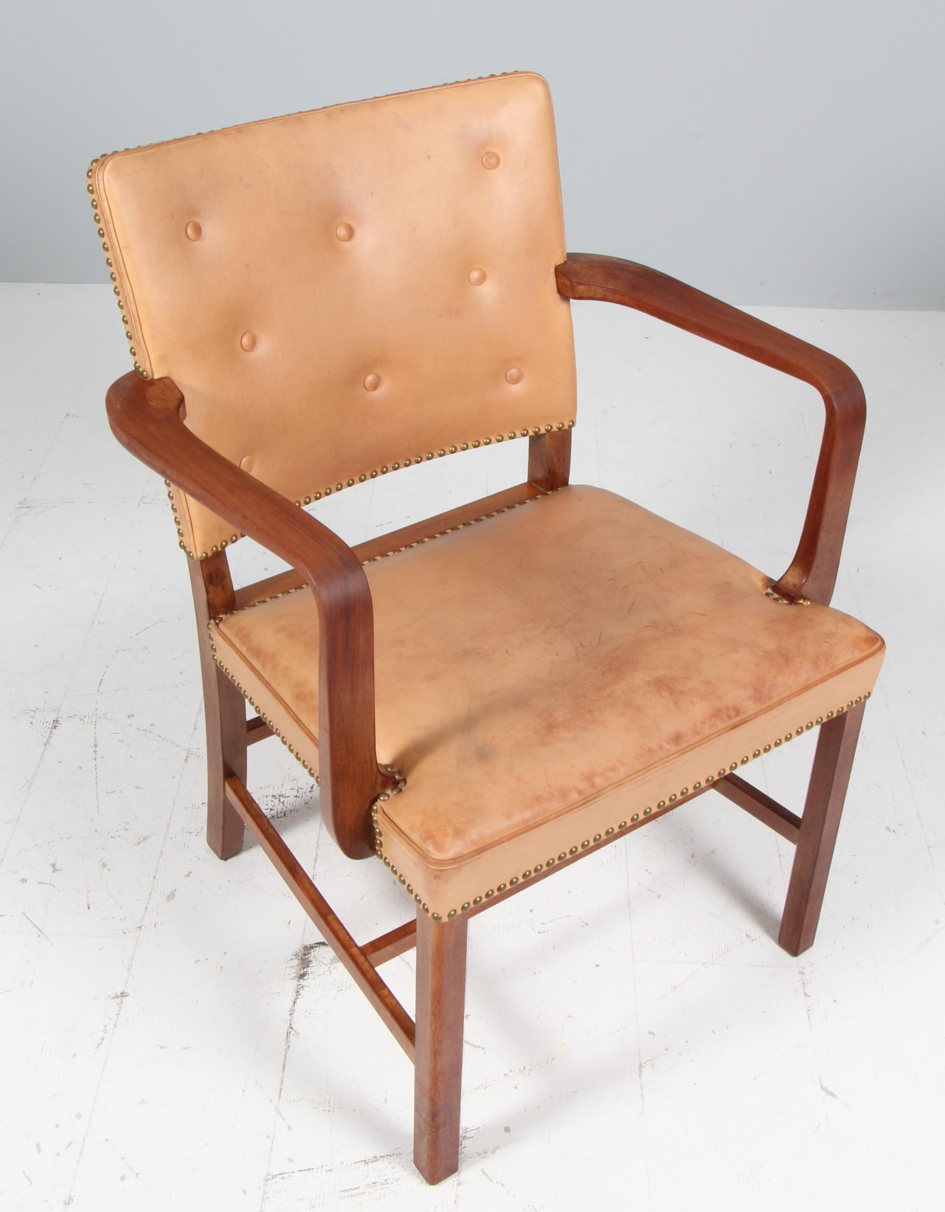 Jacob Kjær. Sessel gepolstert mit original patiniertem Leder, mit Knöpfen.

Rahmen aus Mahagoniholz.

Hergestellt von Jacob Kjær.