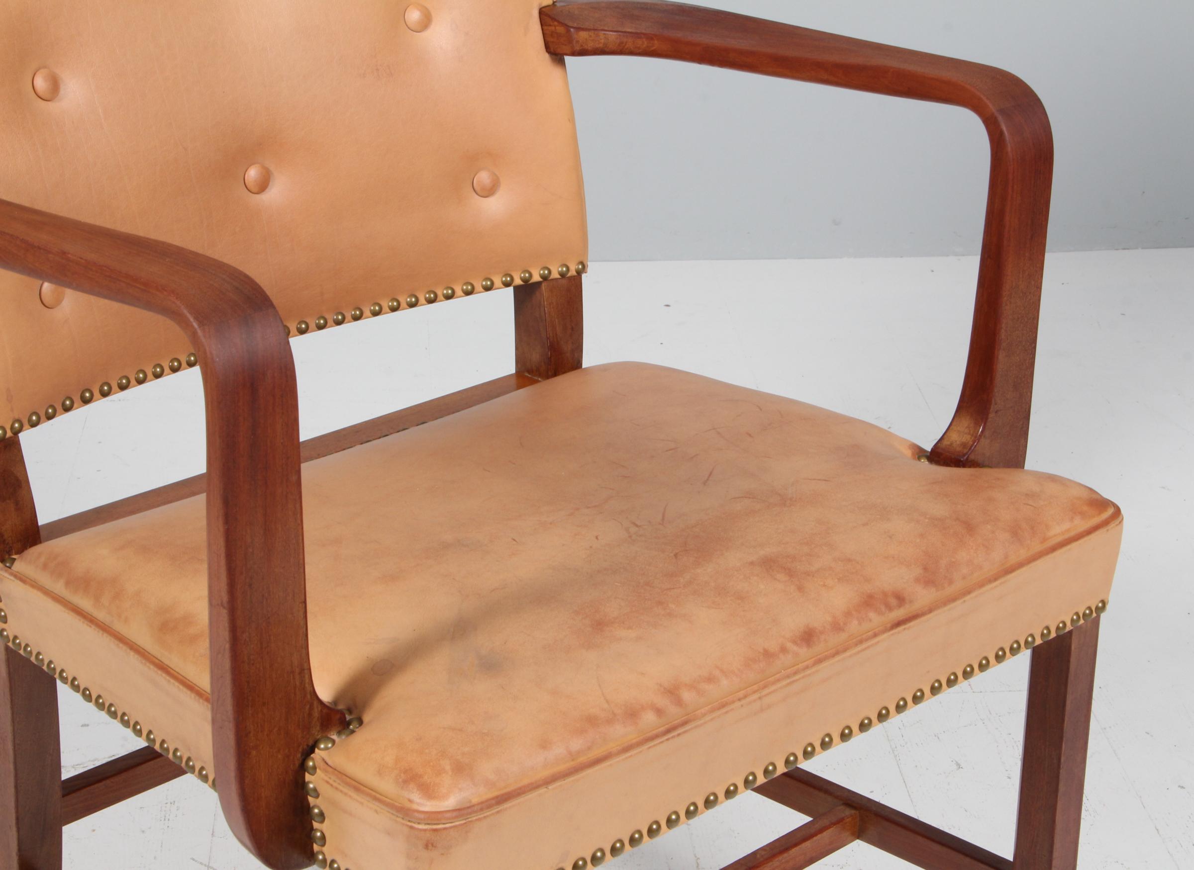 Jacob Kjær.  Sessel mit Original-Leder (Mitte des 20. Jahrhunderts) im Angebot