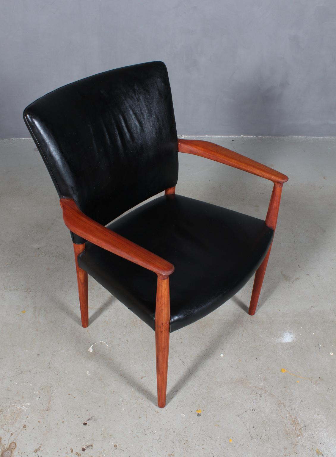 Jacob Kjær armchair upholstered with black leather.

Frame of mahogany.

  