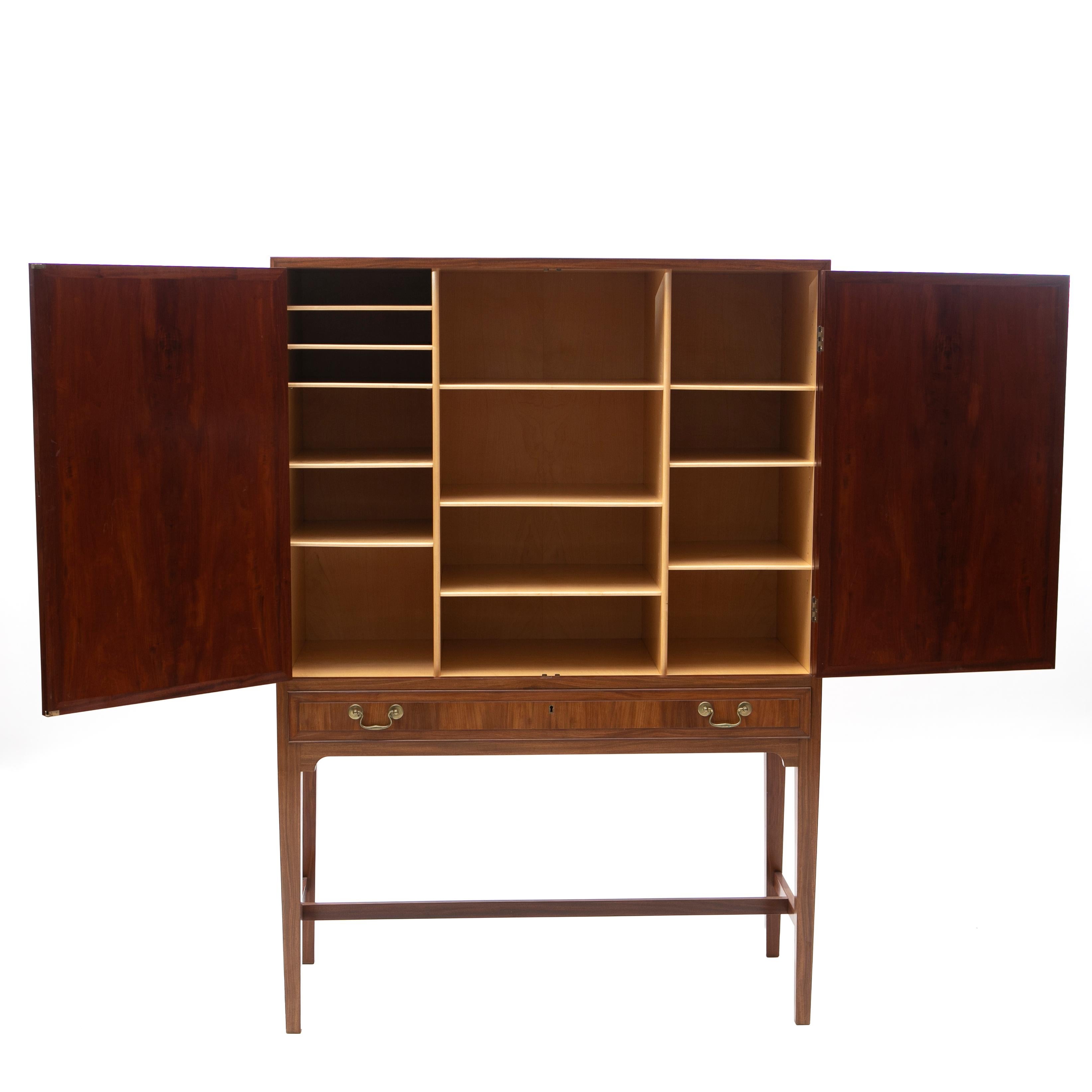 acob Kjaer (Danish, 1896-1957).
Beautiful and rare linen cabinet / cupboard in beautiful flamed Cuba mahogany with contrasting maple interior. Ultra elegant proportions matched with super high end craftsmanship.
Features a pair of doors that opens