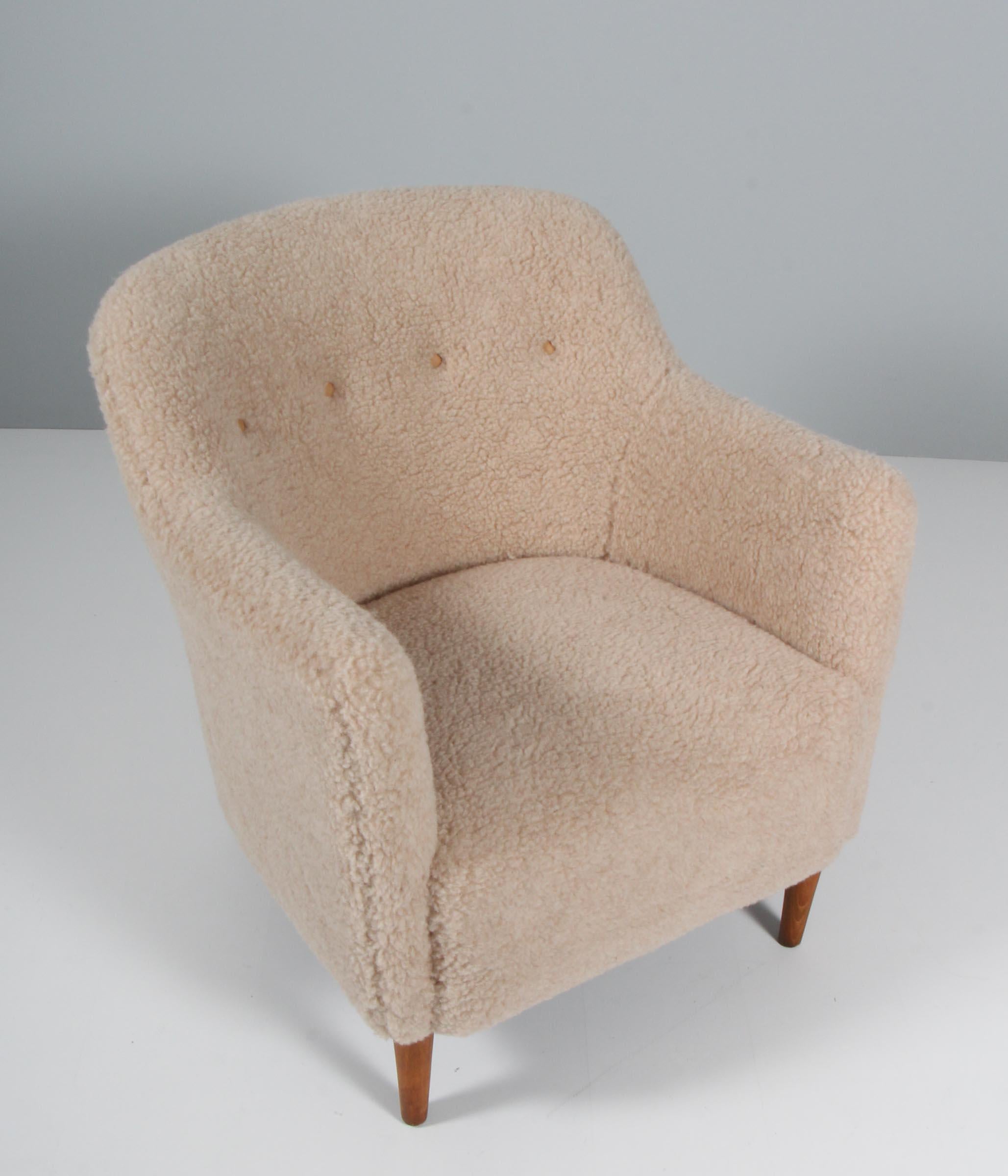Jacob Kjær lounge chair in lambwool with leather buttons.

Legs of beech.

Made by Jacob Kjær.