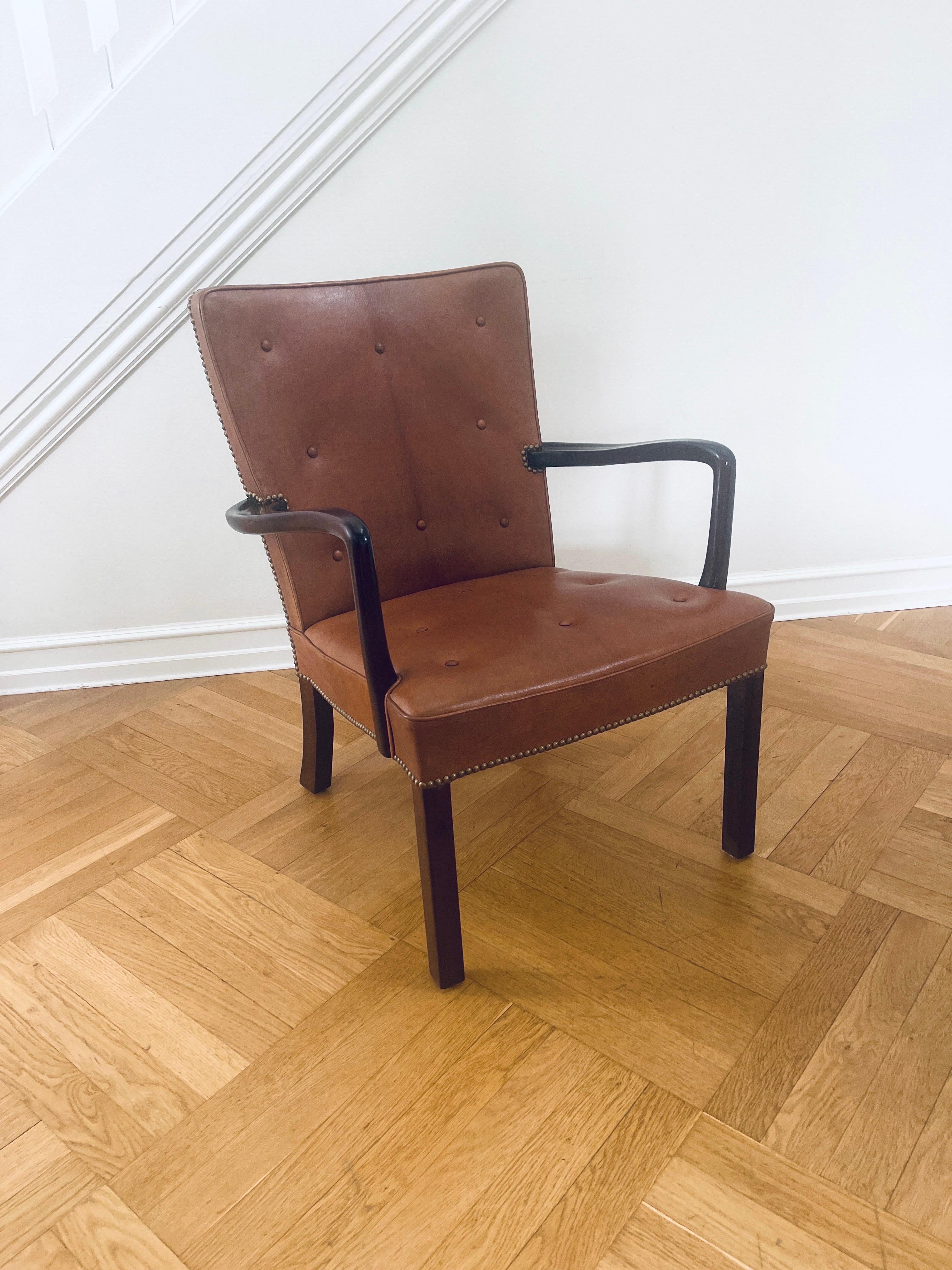 Jacob kjær - Scandinavian modern.

A beautiful lounge chair, designed and manufactured by cabinetmaker Jacob Kjær (1896-1957).

Materials: Dark stained mahogany and upholstered in Nigerian leather and brass nailheads.

Niger leather is very thick