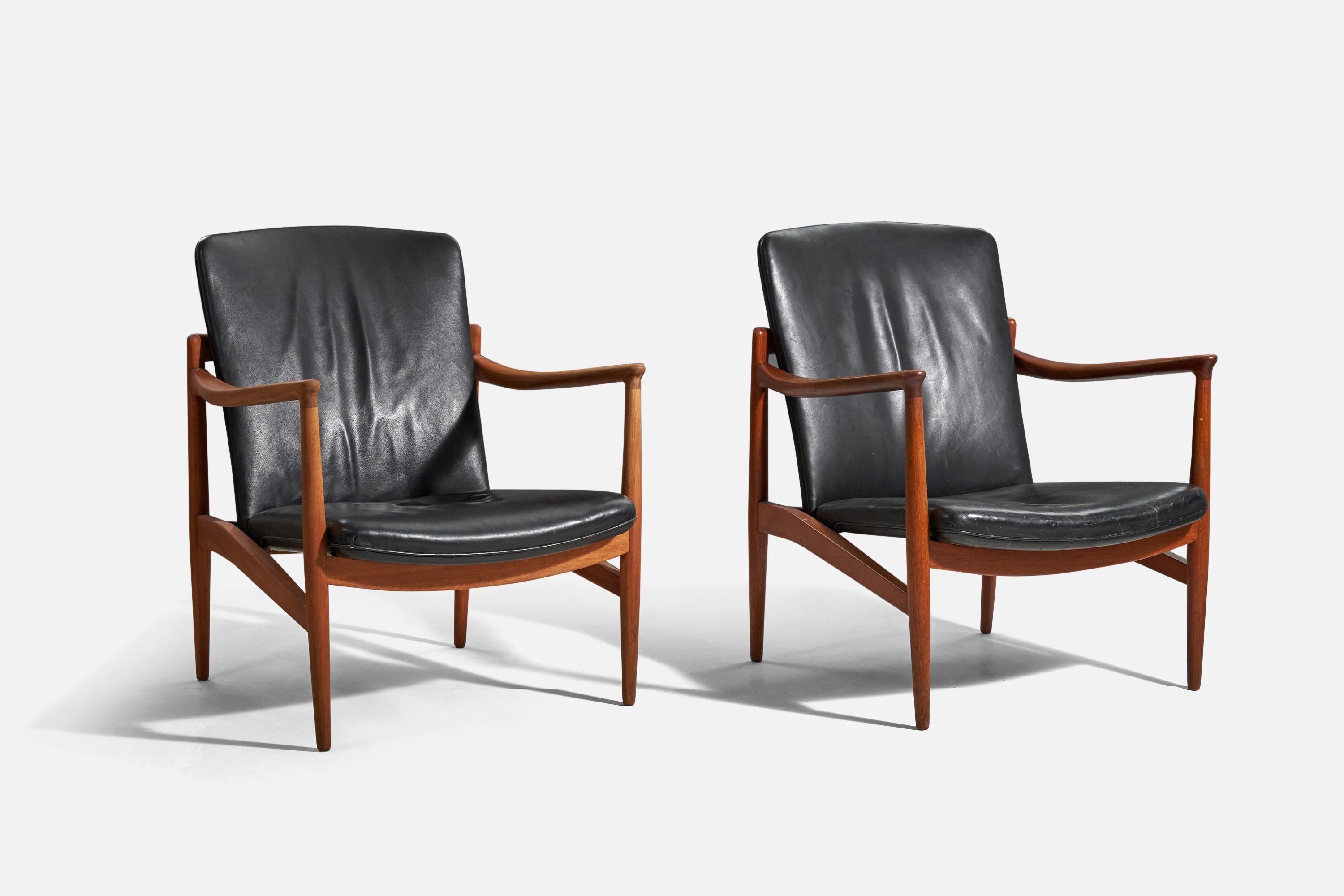 Paire de chaises longues réglables en teck et en cuir, conçues et produites par Jacob Kjaer, Danemark, 1945.