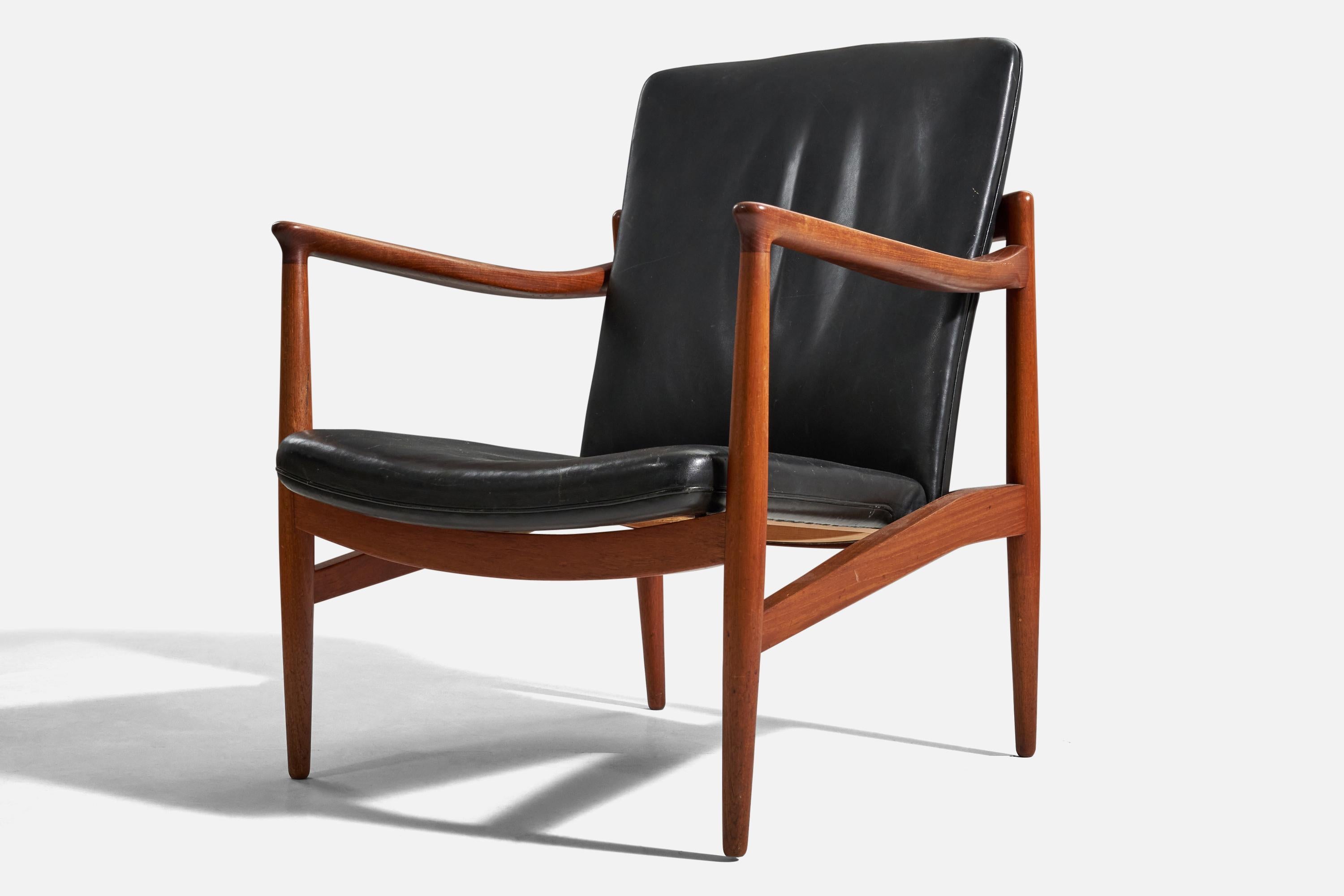 Jacob Kjaer, Lounge Chairs, Teak, Black Leather, Denmark, 1945 In Good Condition For Sale In High Point, NC