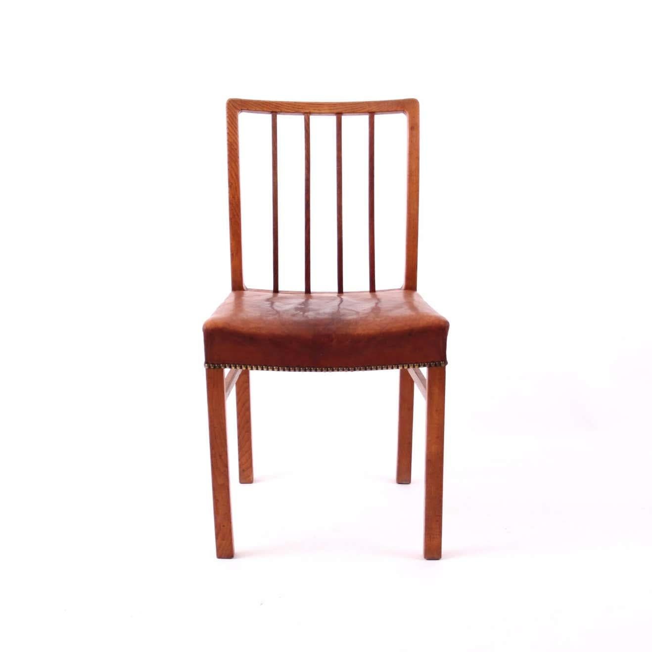 Scandinave moderne Ensemble de 6 chaises de salle à manger Jacob Kjaer en chêne et cuir Niger d'origine, années 1930 en vente