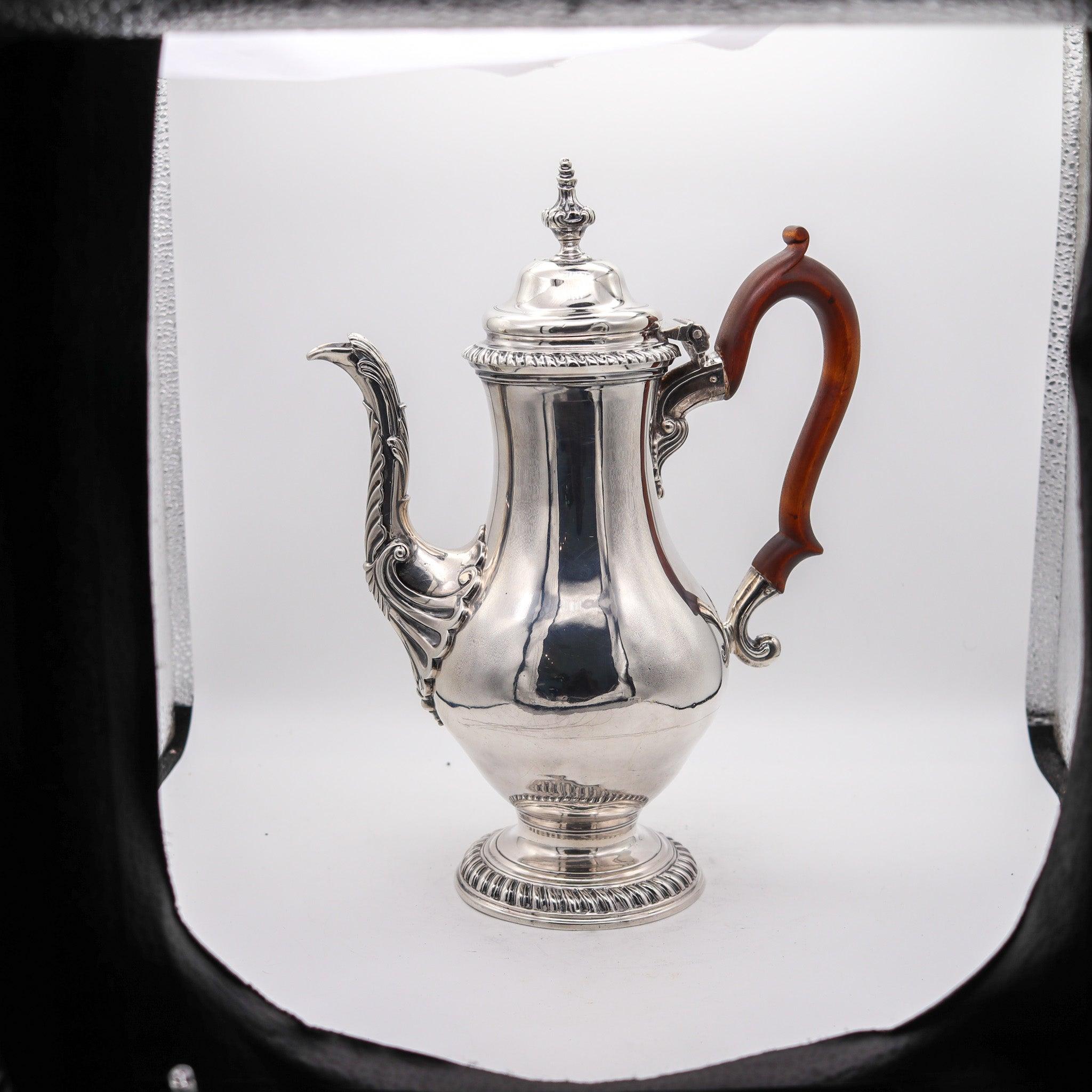 Cafetera de agua caliente diseñada en Londres por Jacob Marsh.

Rarísima e importante cafetera y jarra de agua caliente de forma abalaustrada sobre pie circular extendido, creada en la ciudad de Londres en Inglaterra por el platero Jacob Marsh. Esta