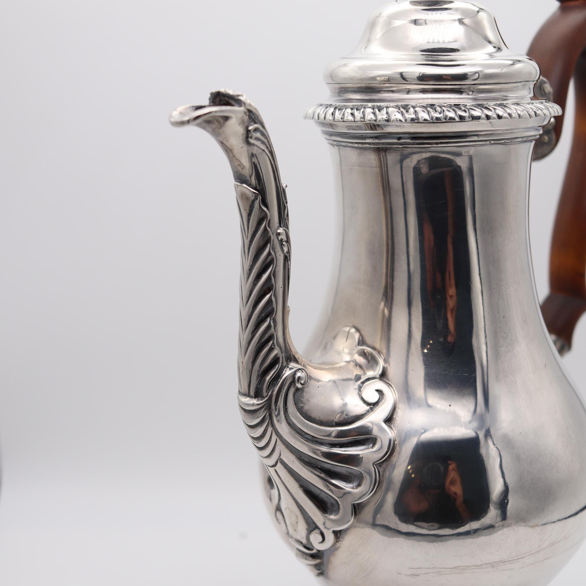 Gravé Jacob Marsh 1766 London Coffee Pot In .925 Sterling Silver And Carved Wood en vente