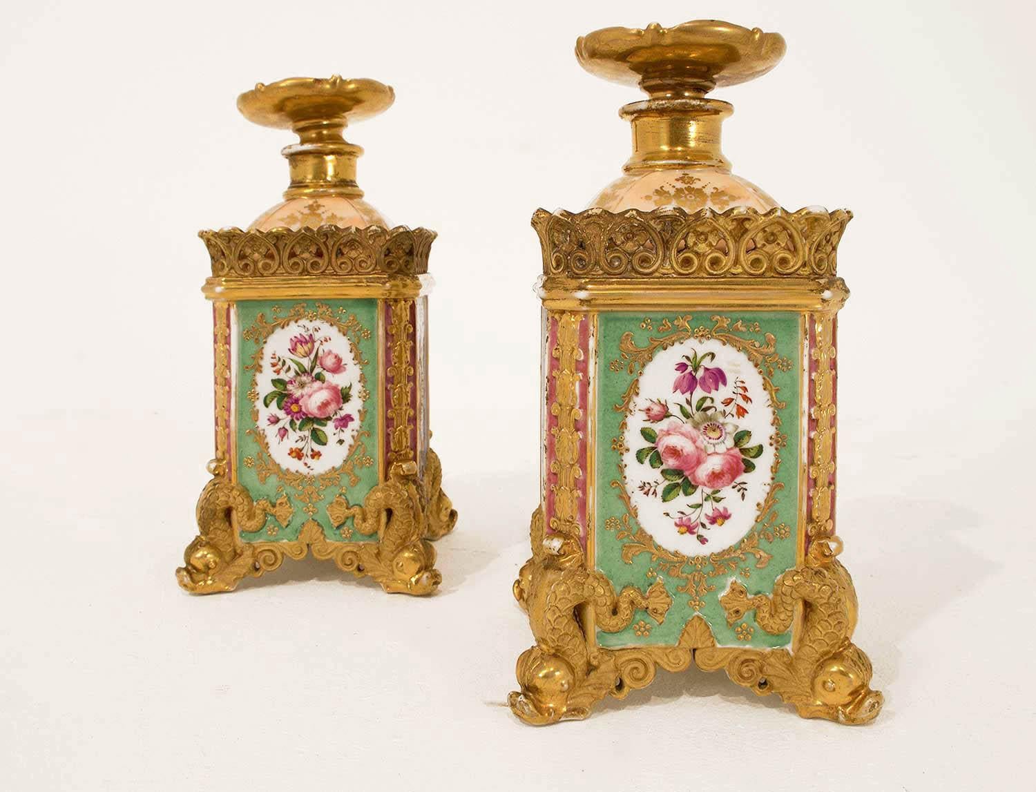 Pair of quadrangular flasks with canted corners in enameled porcelain. Two sides are decorated with birds of paradise in purple medallions on mauve background adorned with butterflies and flowers garlands. Two other sides, green background,