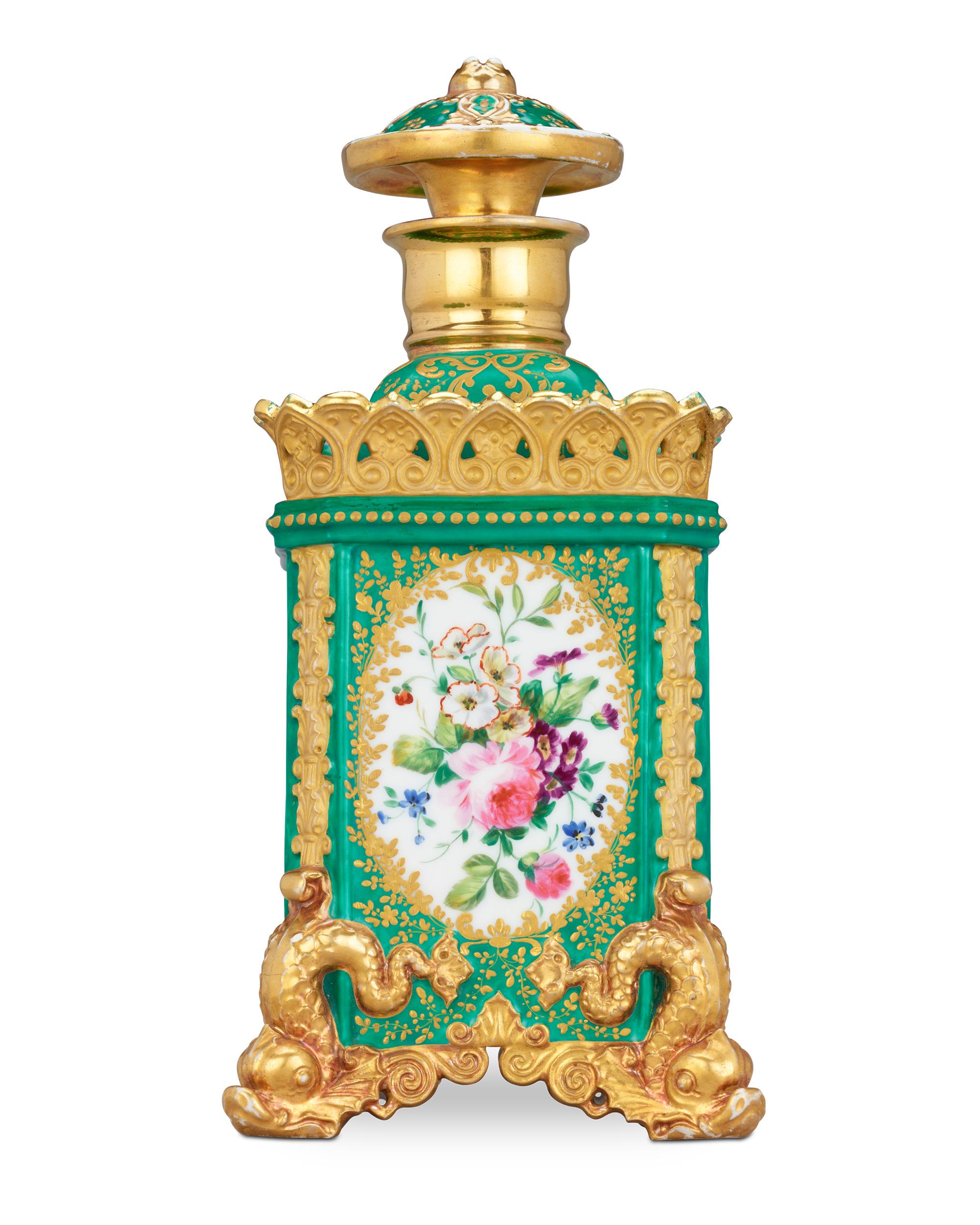 Un motif floral luxuriant et des couleurs riches caractérisent ce rare flacon de parfum de Jacob Petit, célèbre céramiste et l'un des plus importants producteurs d'objets ornementaux rococo du XIXe siècle. Sa forme carrée unique est décorée de
