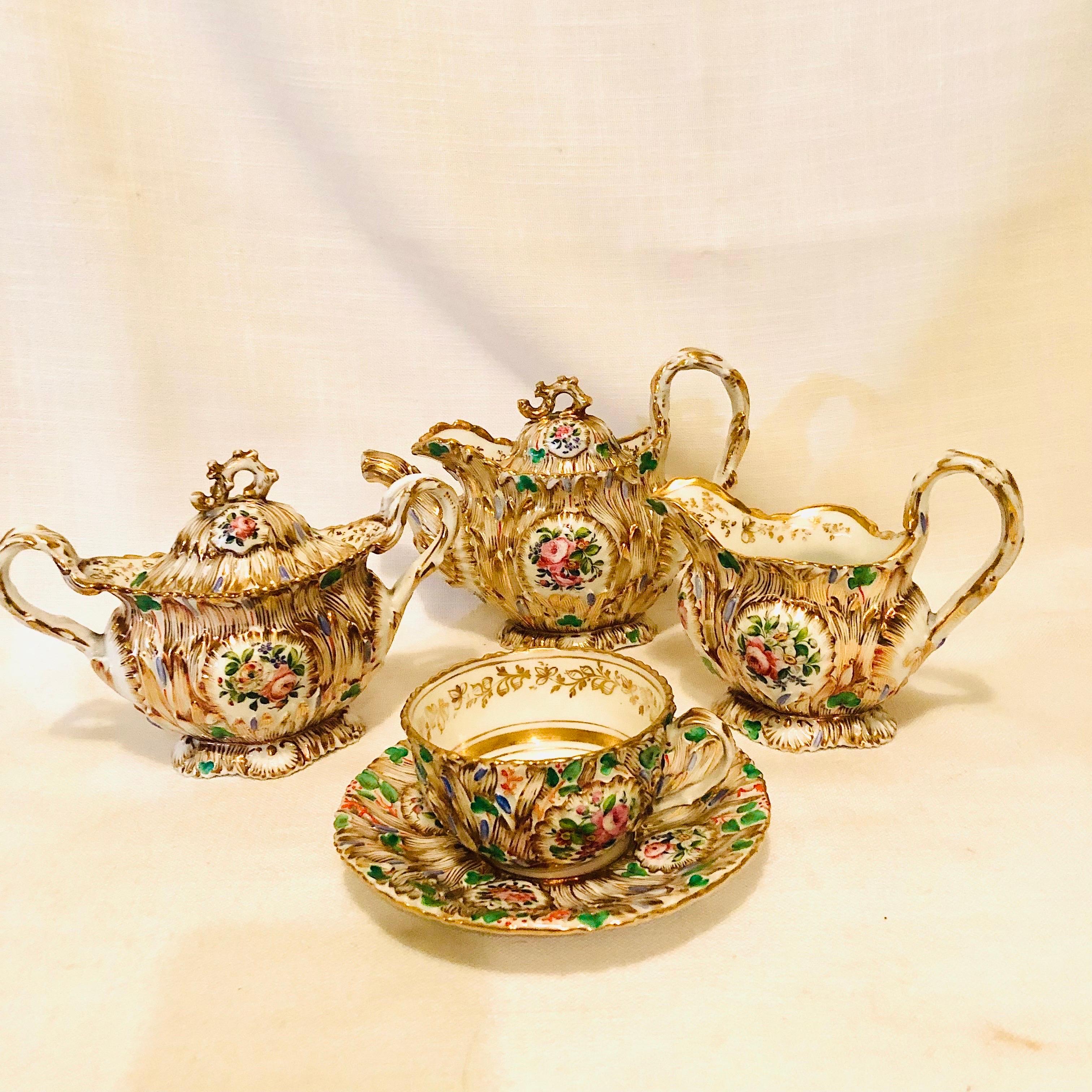 Il s'agit d'un fabuleux service à thé en porcelaine Jacob Petit Old Paris solitaire de qualité musée. Il est abondamment décoré d'or, de cartouches de fleurs et de nombreuses couleurs dans le style rococo, ce qui est un régal pour les yeux. Ce