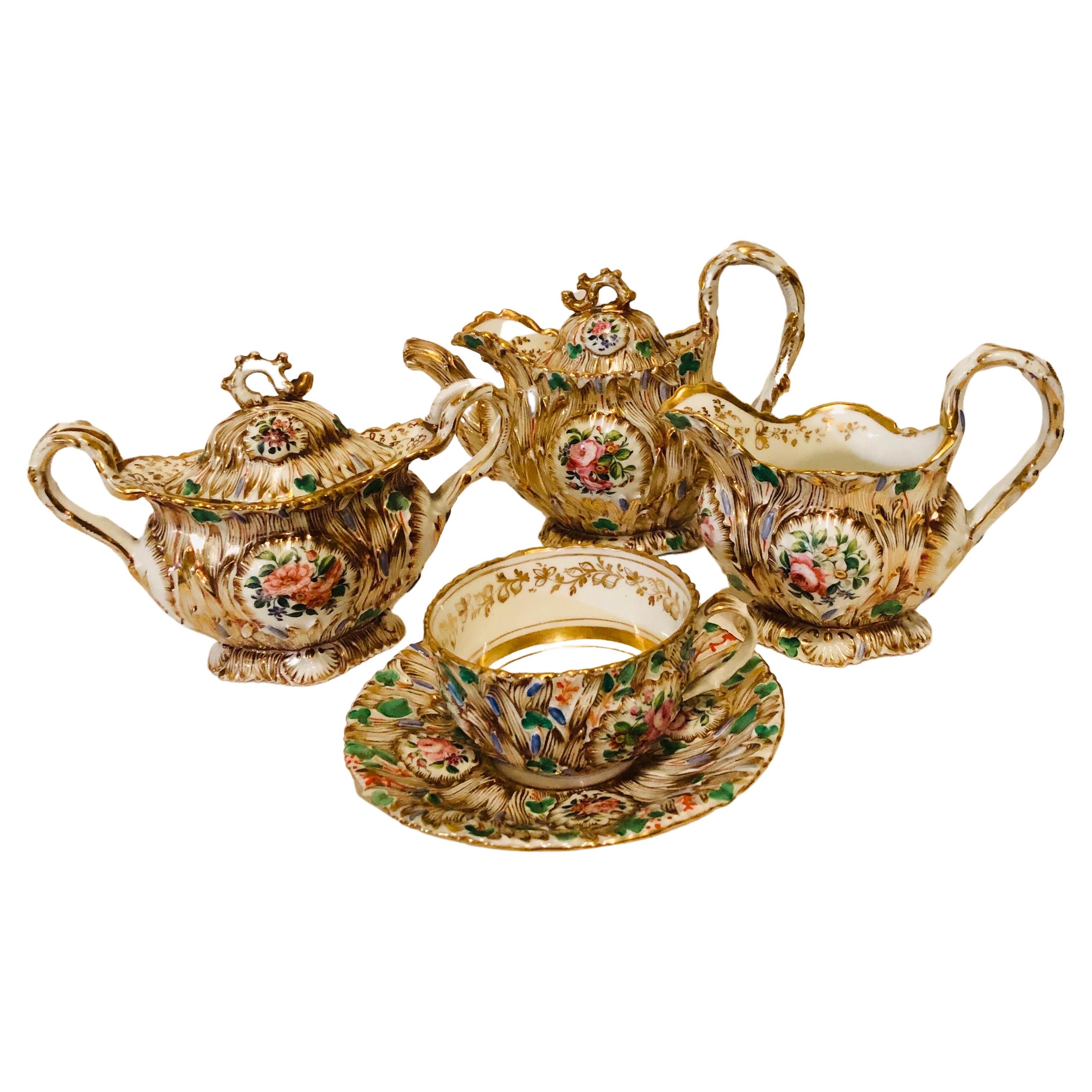 Service à thé en porcelaine Jacob Petit Paris avec décoration rococo dorée et colorée