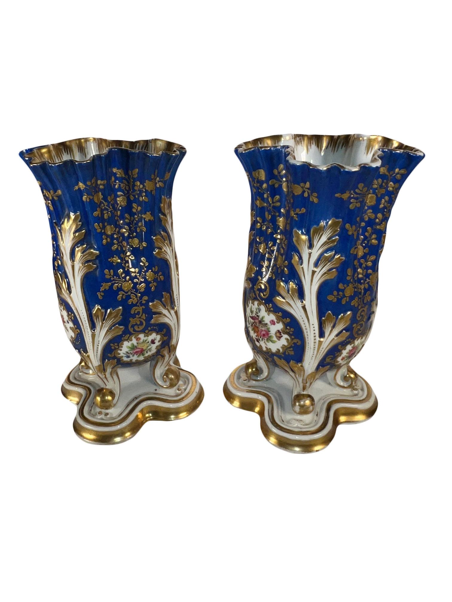 Coppia di vasi Jacob Petite dipinti a mano con bordo increspato. Blu scuro con pittura floreale finalmente decorata. 