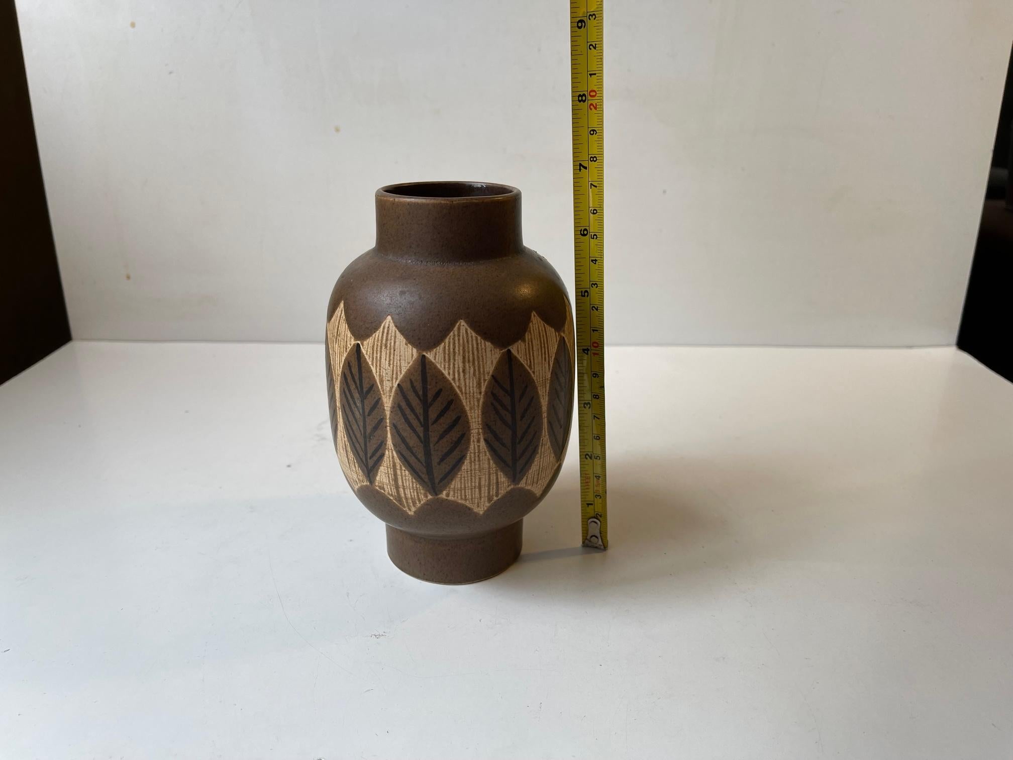 Smaltato Vaso in ceramica con foglie Jacob Siv per Syco Sweden, anni '70 in vendita