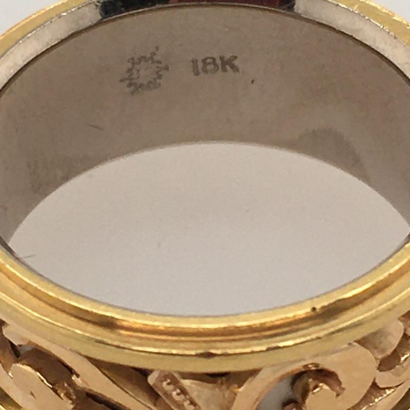 JACOB SNOW Offener Ring aus 18 Karat Gelbgold mit Schnörkeln und Weißgold-Innenfutter im Angebot 1