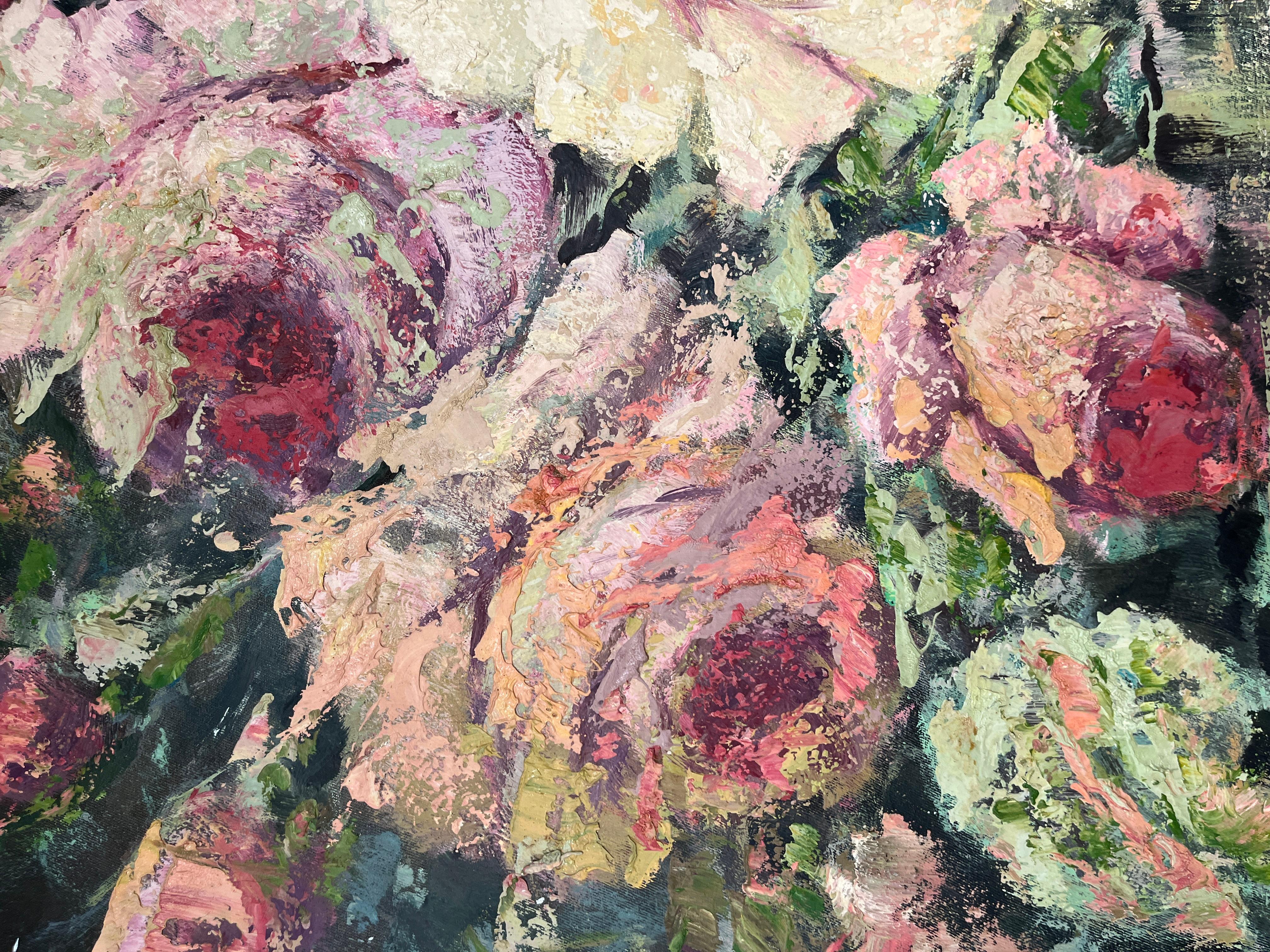 Varias rosas ocupan el centro del escenario, sus delicados pétalos y vibrantes colores acaparan la atención. Cada rosa está meticulosamente representada, con detalles intrincados. Las rosas, con su empático y cremoso color rosa, desprenden alegría e