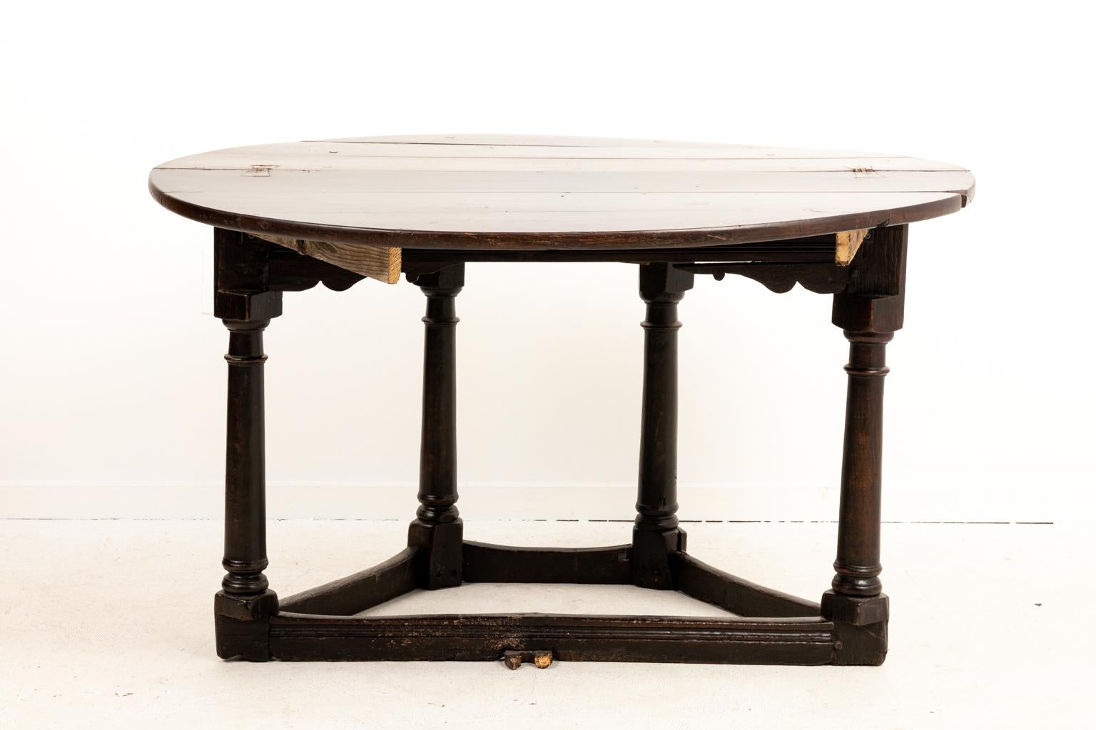 Table pliante jacobéenne 3