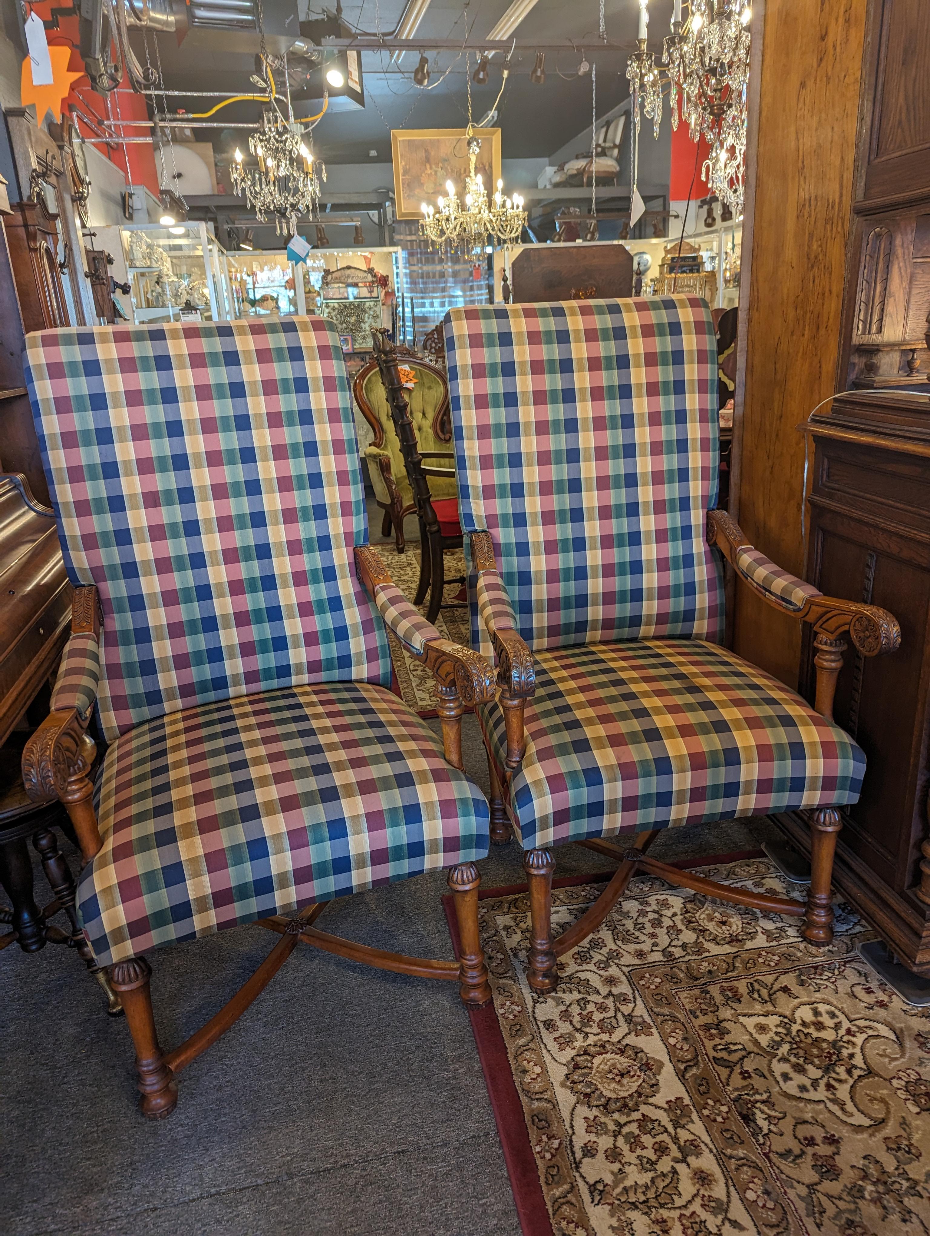 Paire de fauteuils jacobéens surdimensionnés, en noyer sculpté, recouverts d'un tissu écossais bleu vert rouge jaune. Très robuste et confortable, avec de jolies sculptures. Deux paires sont disponibles