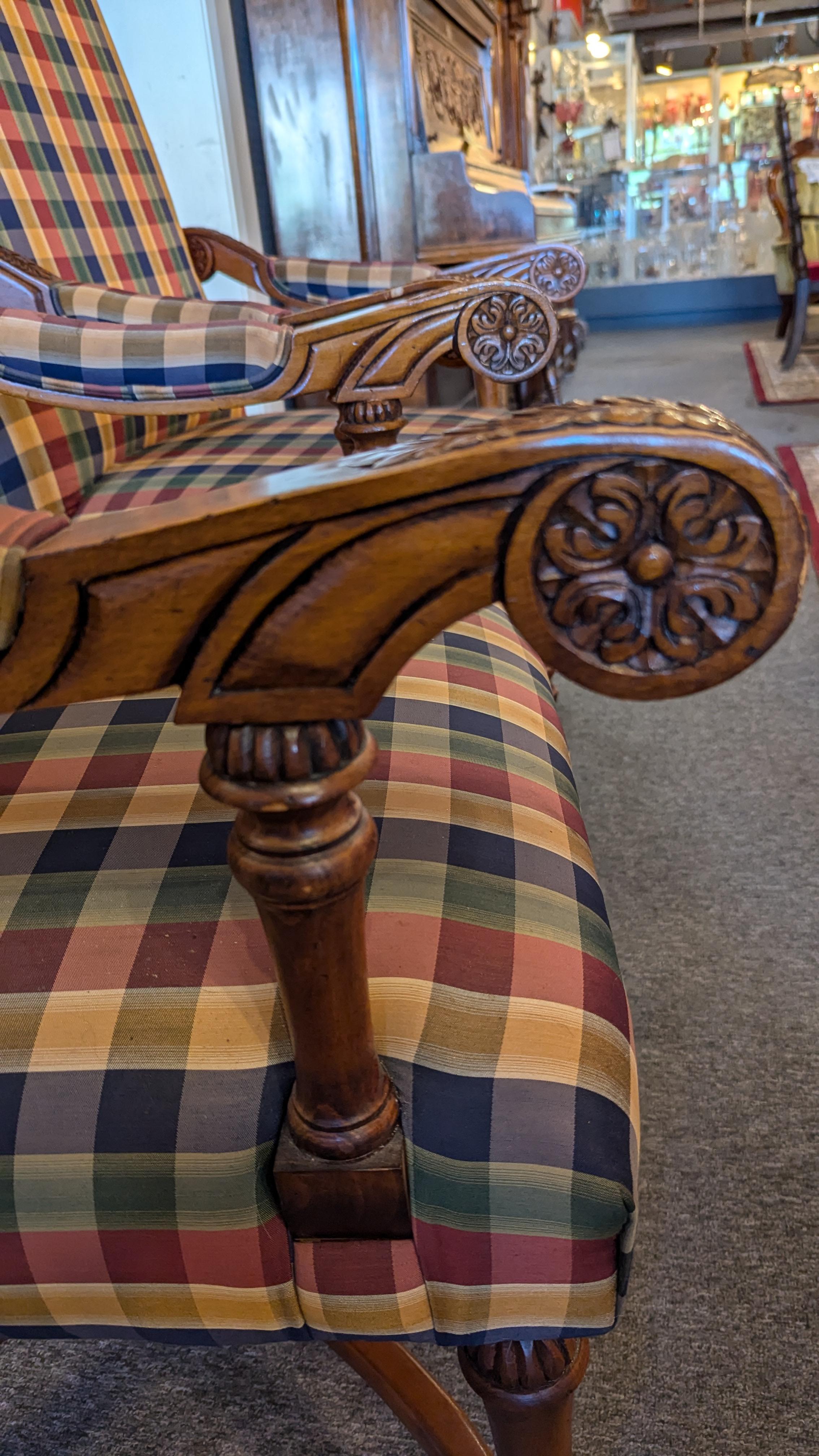 Milieu du XXe siècle Paire de grands fauteuils Jacobean en vente