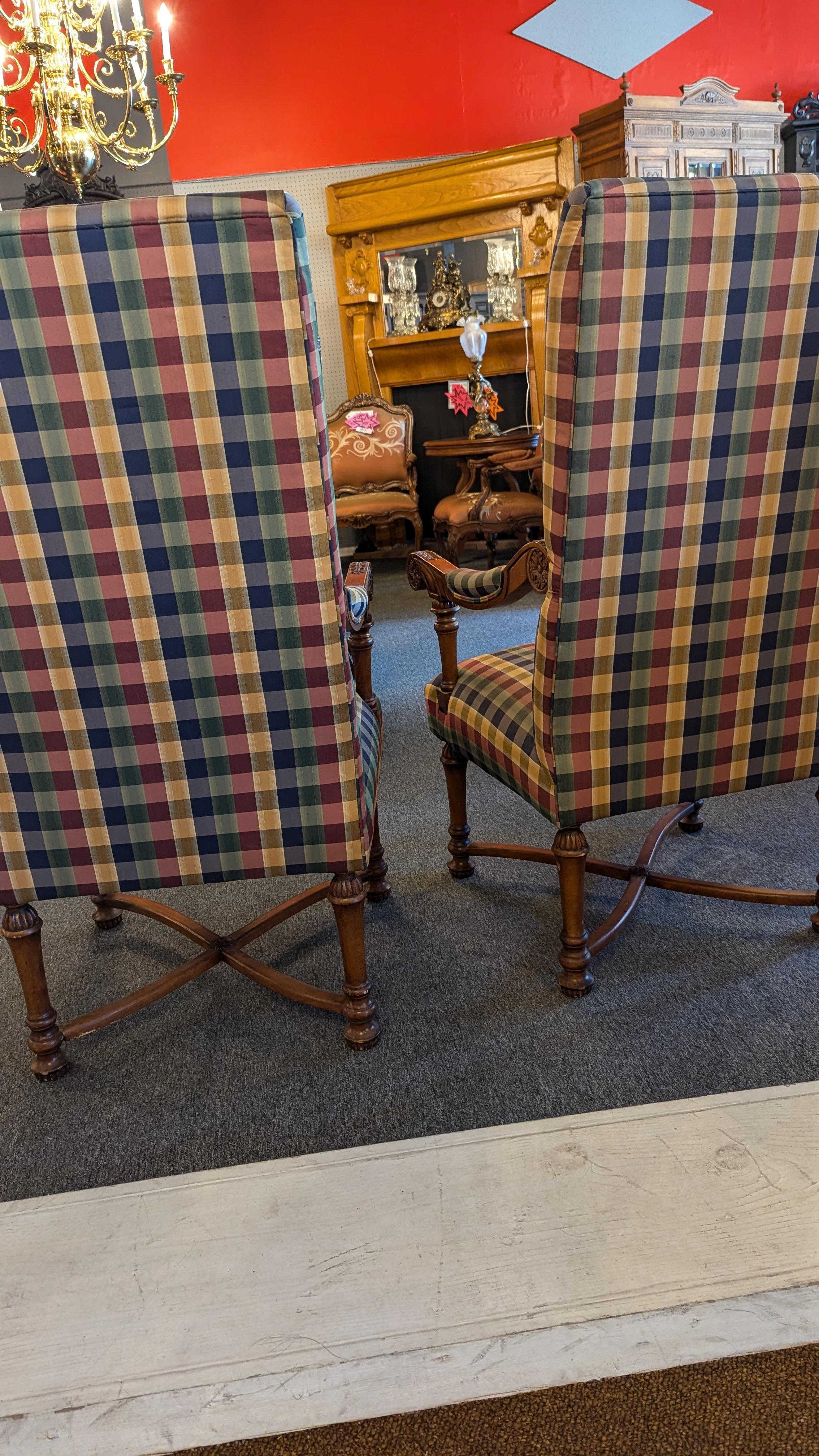 Textile Paire de grands fauteuils Jacobean en vente