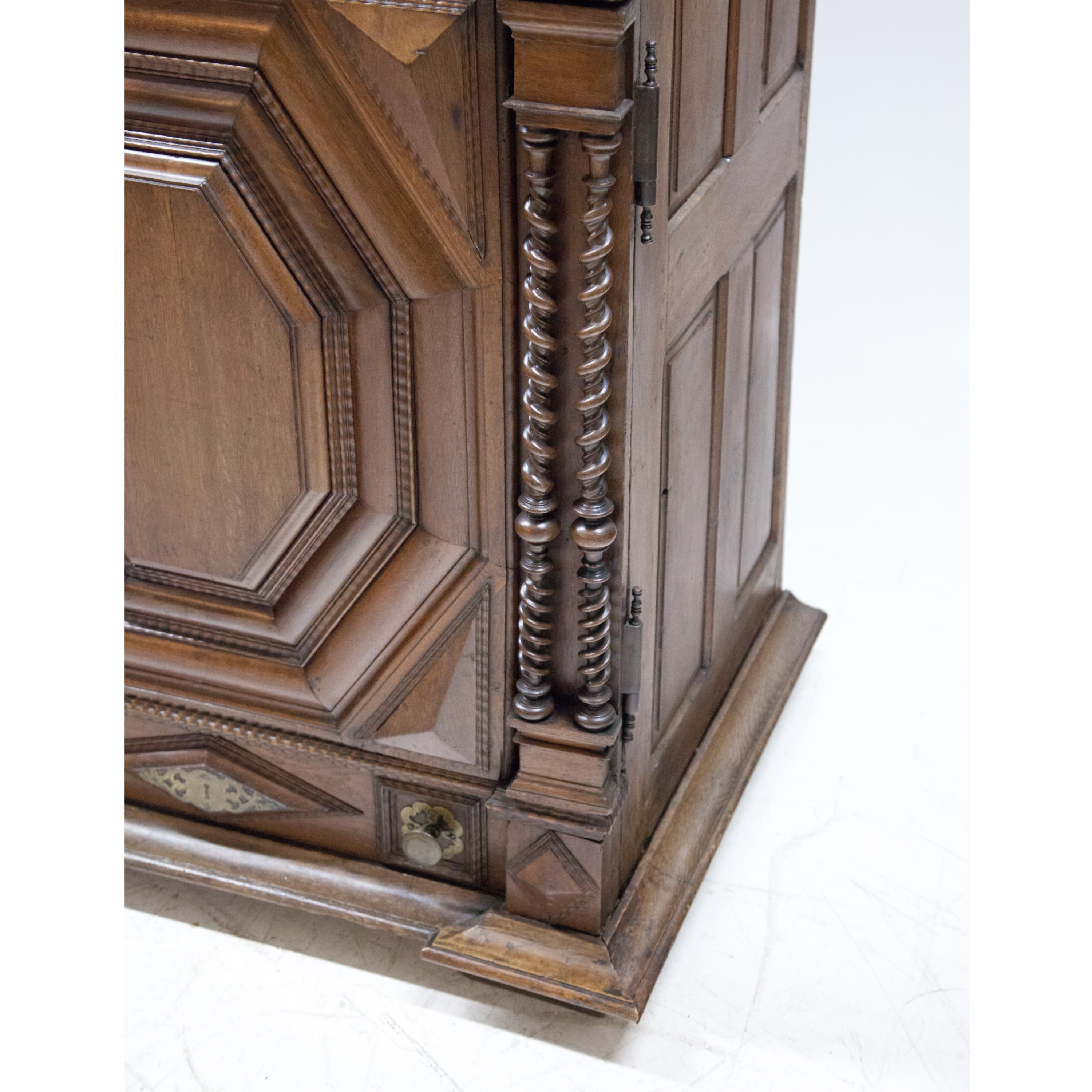 Oak Cabinet, France, Haute Bretagne Late 17th Century For Sale 1