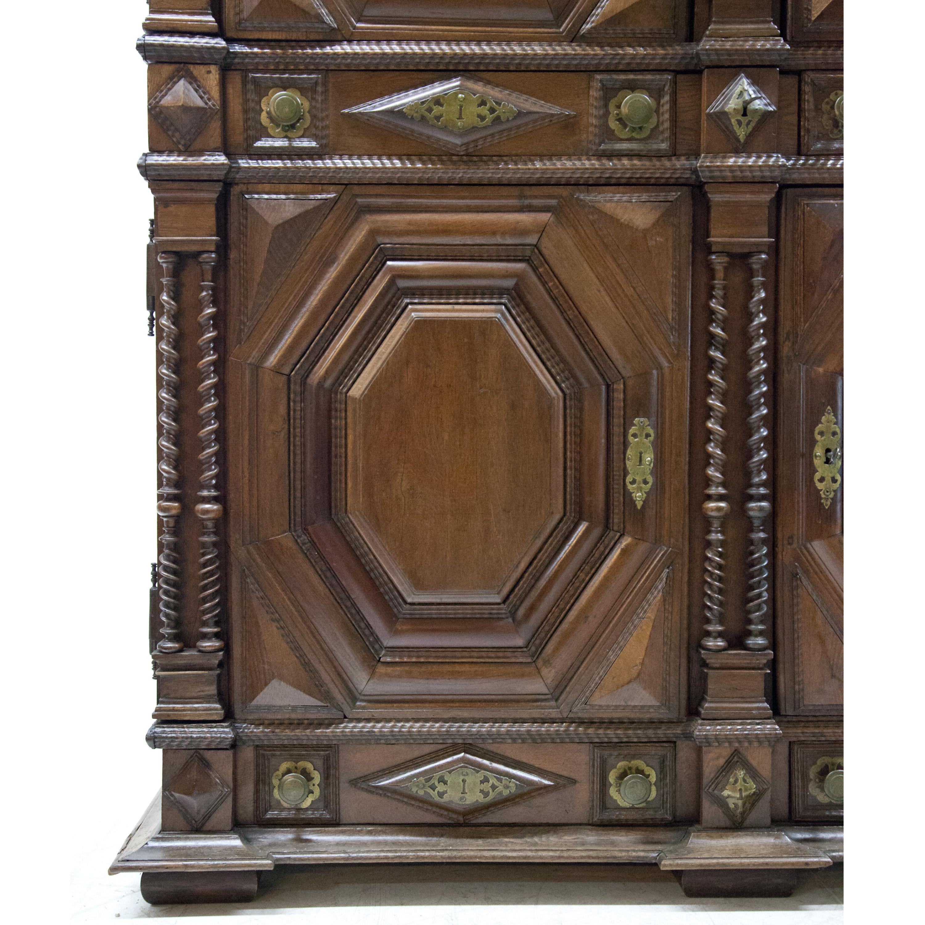 Oak Cabinet, France, Haute Bretagne Late 17th Century For Sale 2