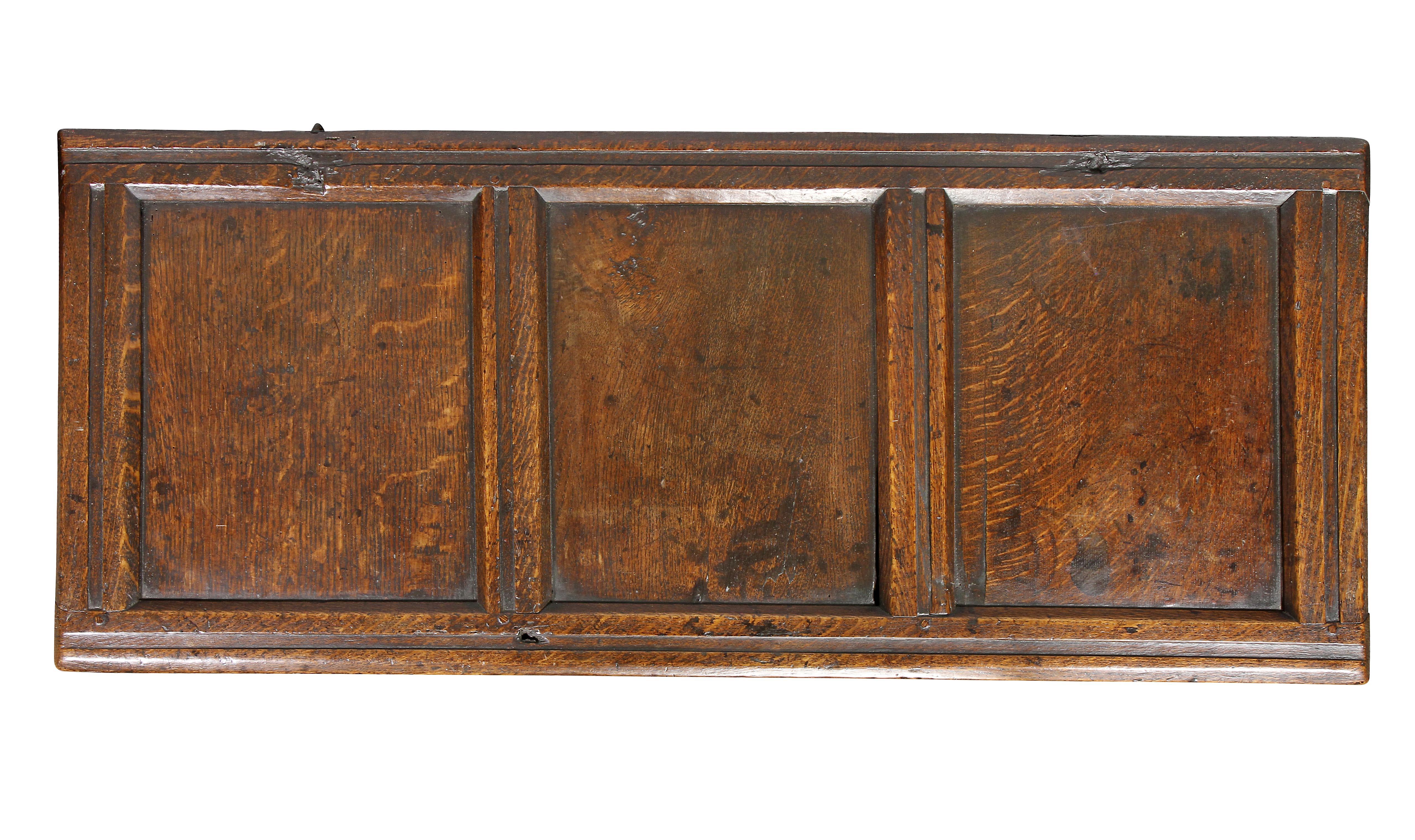 Jacobean Oak Coffer In Good Condition For Sale In Essex, MA