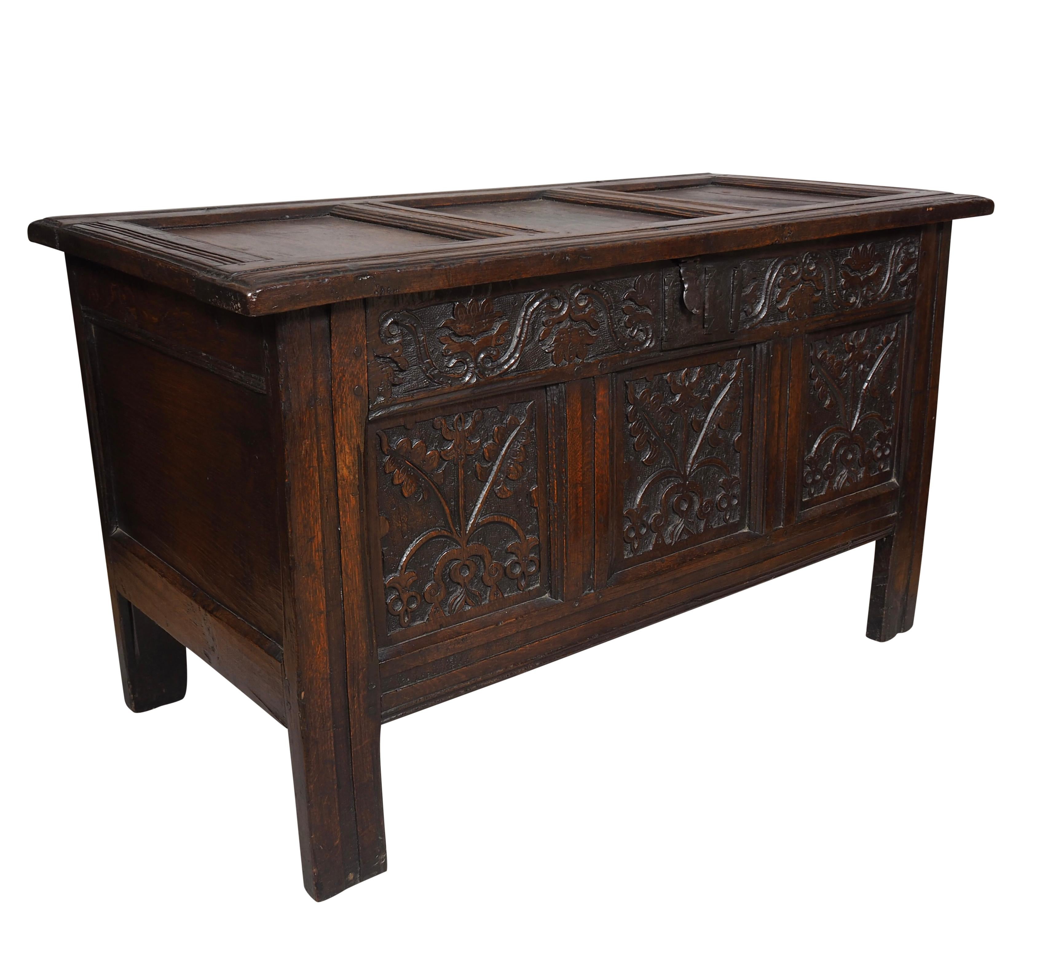 Jacobean Oak Coffer In Good Condition For Sale In Essex, MA