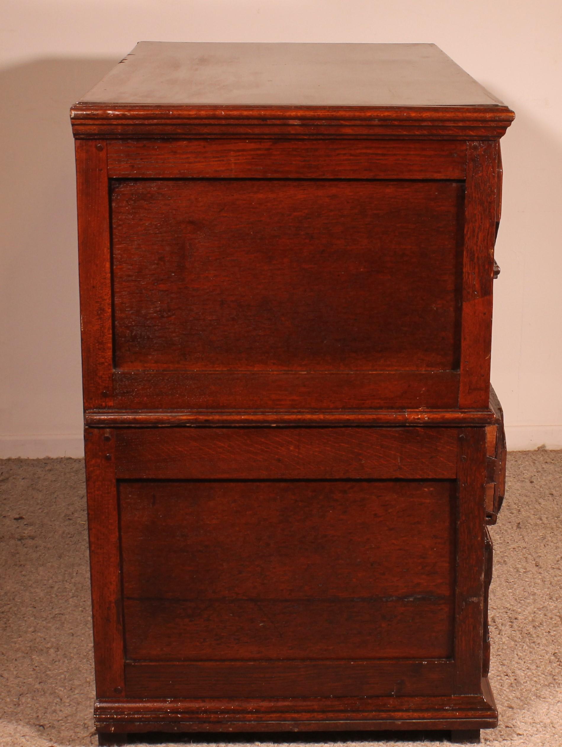 Jacobean Period Chest Of Drawers In Oak From The 17th Century For Sale 5