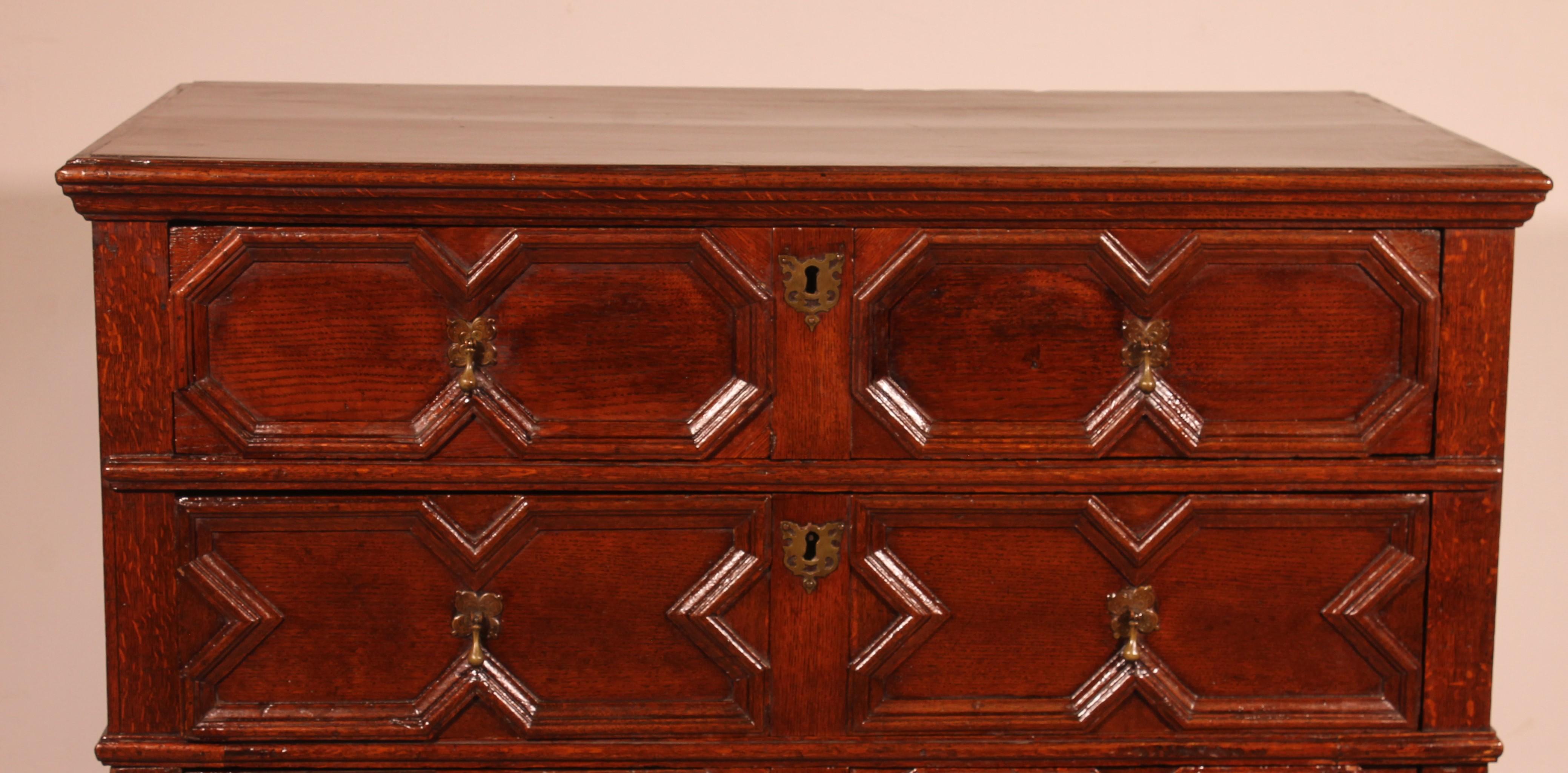 Superb Jacobean period chest of drawers from the 17th century from England in oak

Very beautiful chest of drawers with a superb molding work on the drawers of very good quality as well as on its two sides which is typical of Jacobean chests of