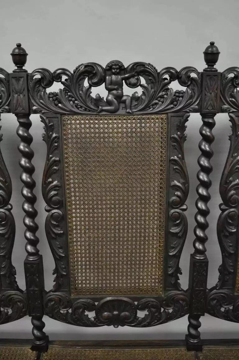 Jacobean Renaissance Barley Twist Cherub geschnitzt Parlor Loveseat Bench Settee. Das Möbelstück hat einen hohen, spiralförmig geschnitzten Rahmen aus Nussbaum mit Blattranken, Puttenfiguren auf den oberen Schienen und unteren Trägern, hohe