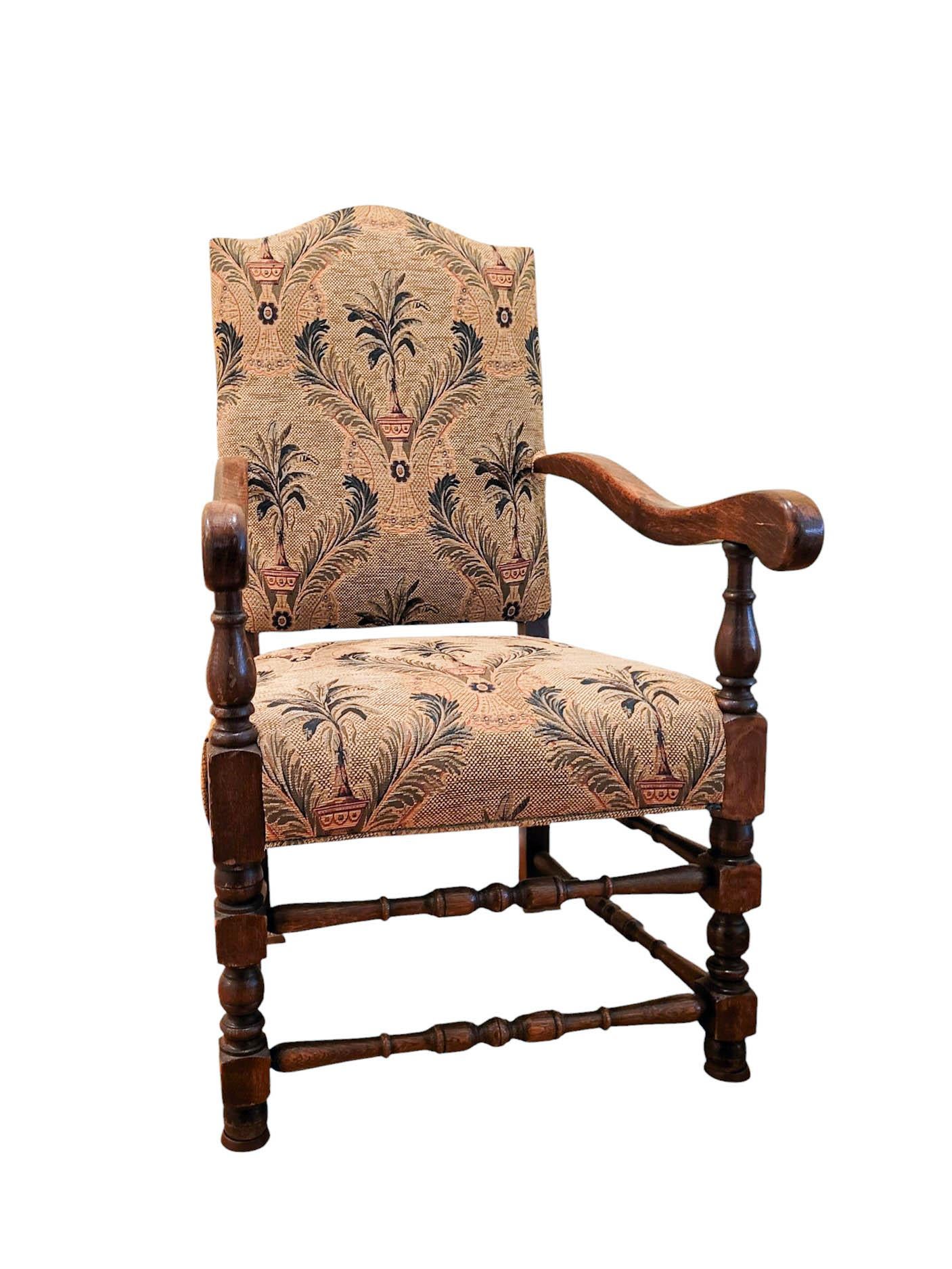Questa poltrona è un esempio senza tempo dello stile Revival giacobino, celebrato per la sua robusta lavorazione e per i suoi intricati dettagli. La struttura in legno massiccio presenta le iconiche gambe e le barelle tornite a spillo e a blocco, un