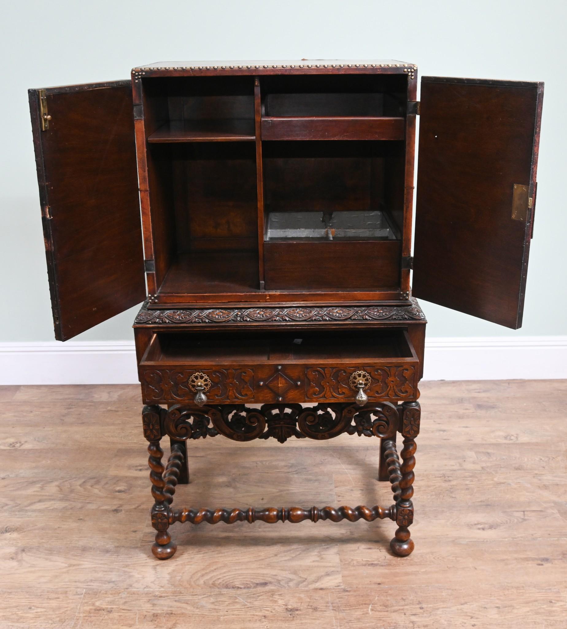 Cassapanca in stile revival giacobino su cavalletto Armadio in pelle 1880 in vendita 5