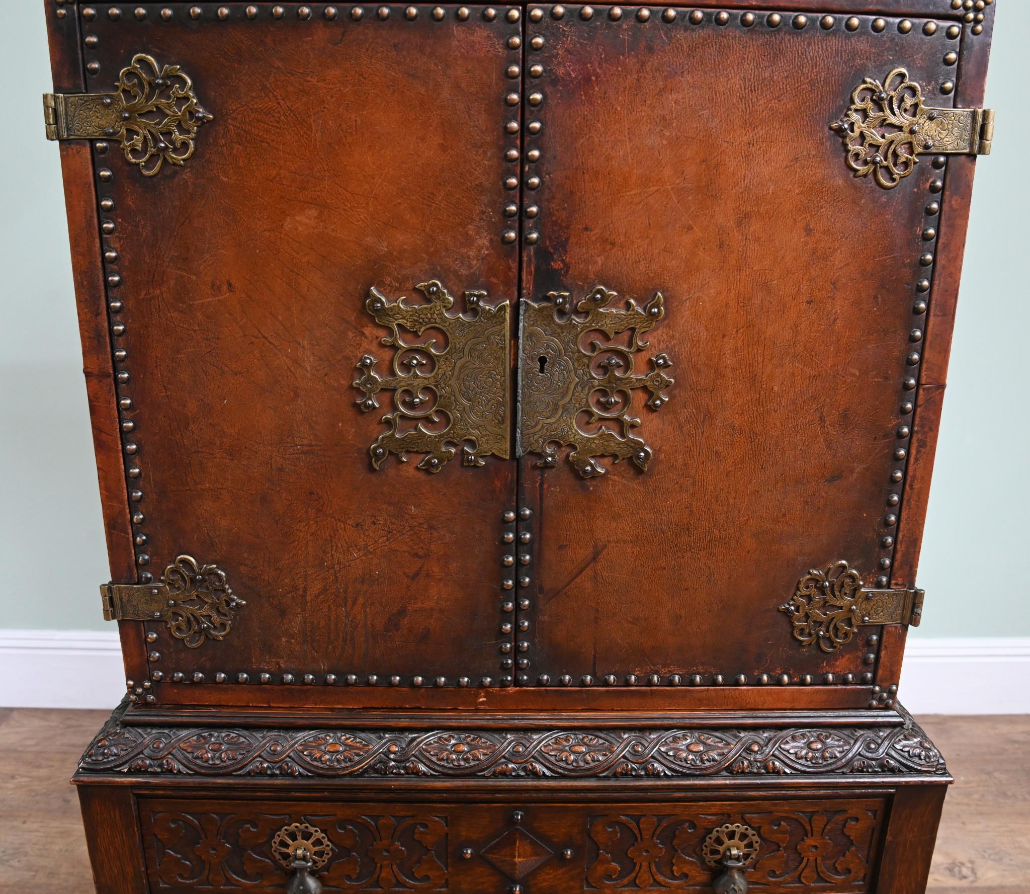 Cassapanca in stile revival giacobino su cavalletto Armadio in pelle 1880 in vendita 6